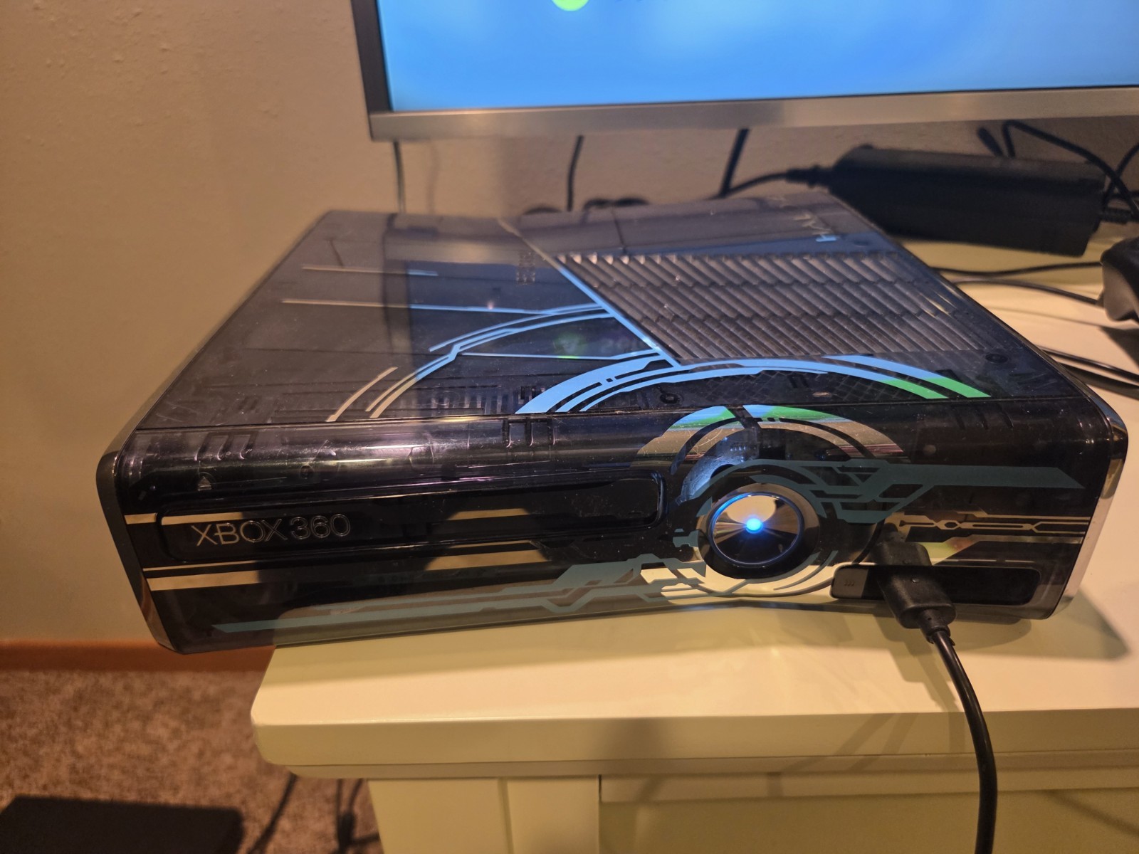 HALO 4 Limited Edition Xbox 360 320GB With 1 Original Controller.