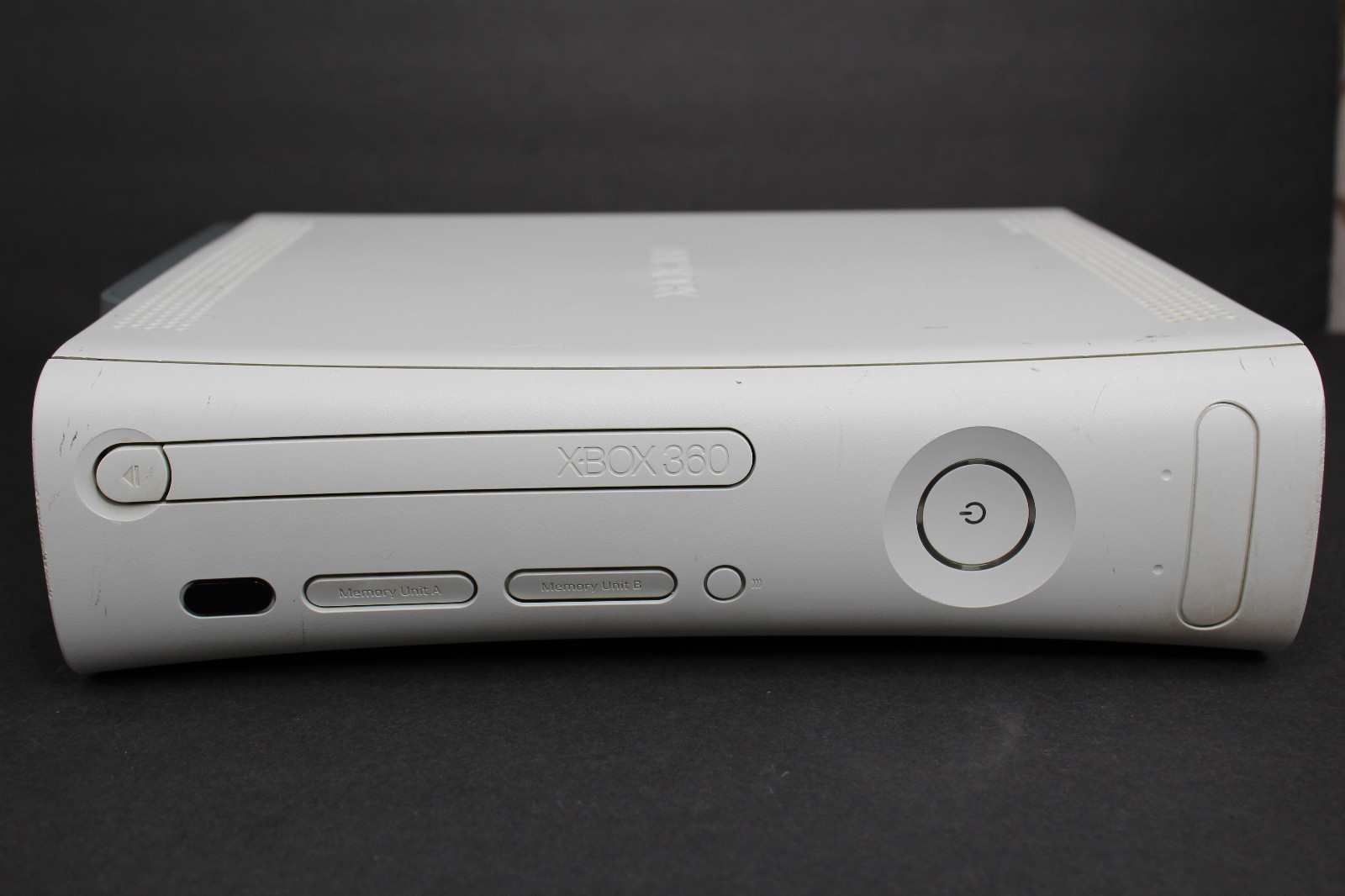 Microsoft Xbox 360 White Console NOT WORKING FOR PARTS ONLY Plays Games No Cords