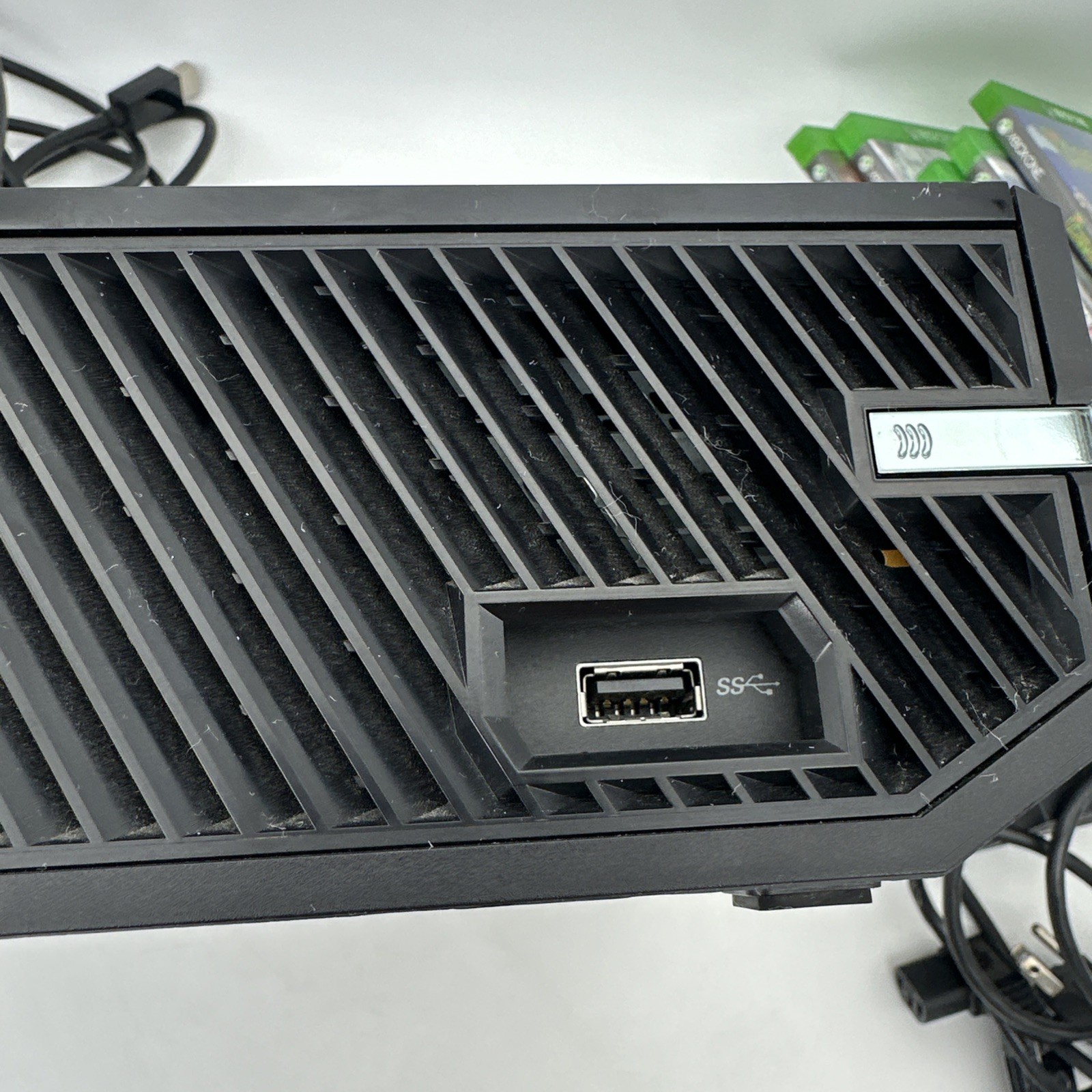 Microsoft Xbox One 1540 Console Bundle W/Kinect camera Cords No Controller Works