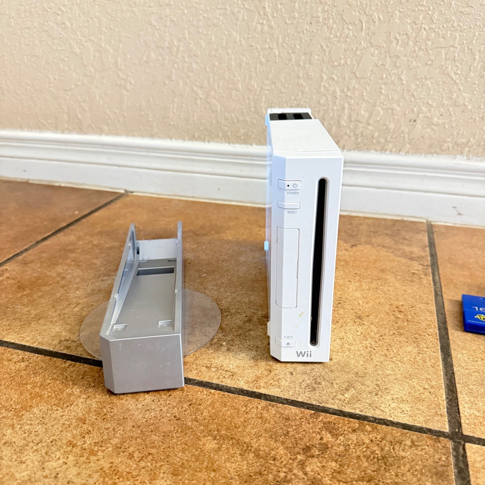 Nintendo Wii Console RVL-001 White Bundle 3 Remotes Nunchucks Microphone Memory