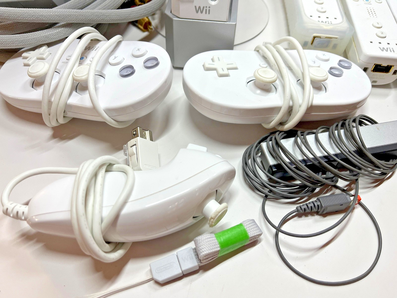 Nintendo Wii RVL-001 GameCube Compatible Bundle 3 Remotes Classic Nunchuk