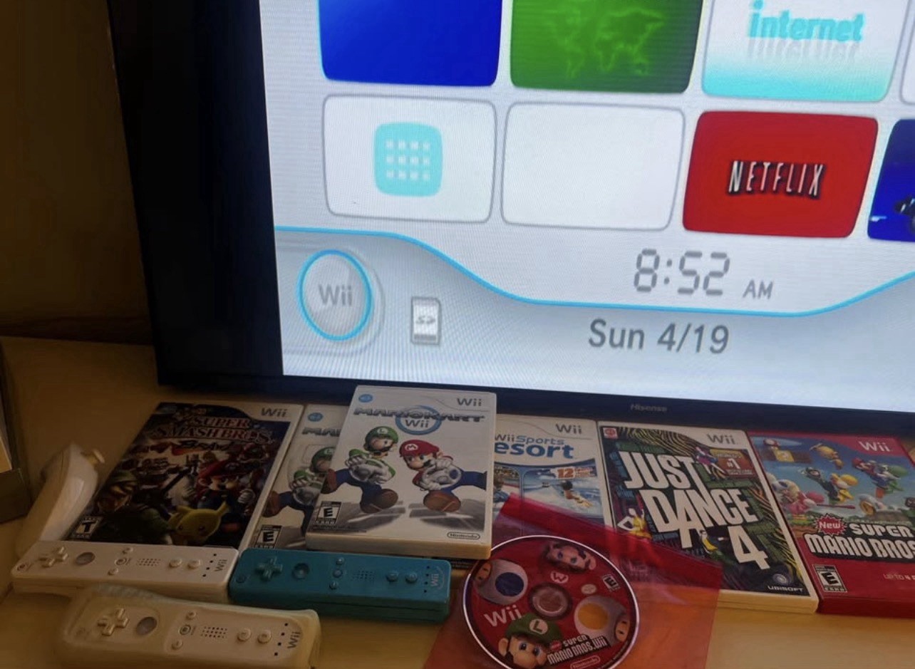 Nintendo WII BUNDLE (Console, 3 Remotes + 1 Nunchuk, 7 Games)