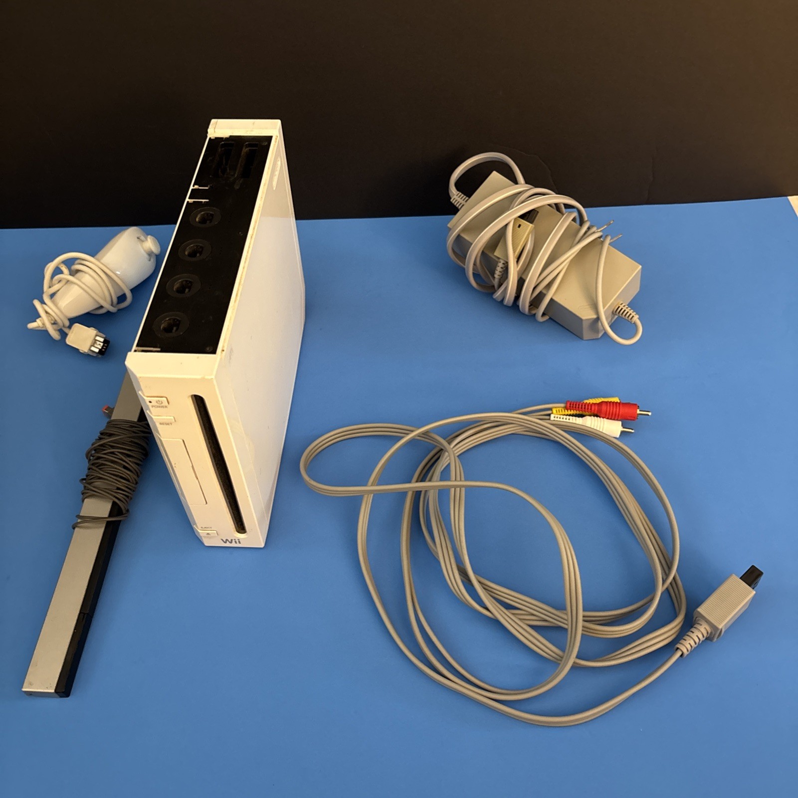 Nintendo Wii Console White RVL-001 Bundle With Controllers, Cords, READ