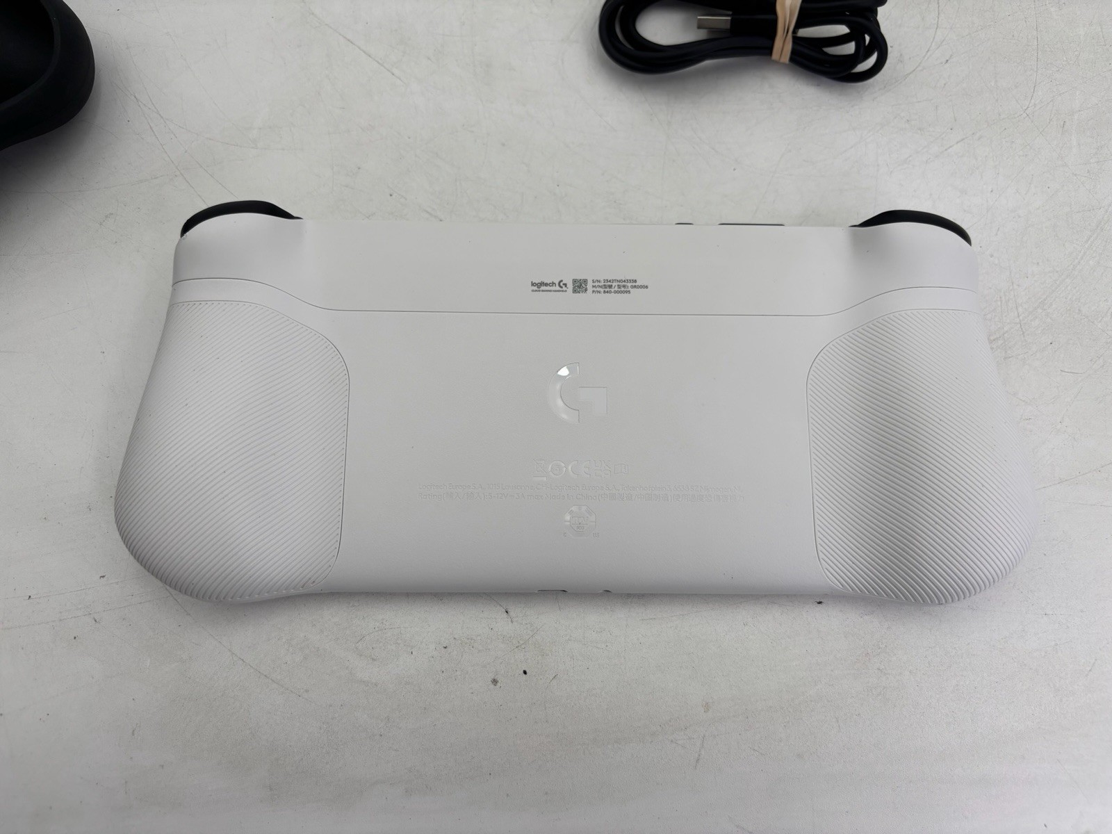 Logitech G CLOUD Handheld Portable Gaming Console 1080P 7″ Touchscreen White