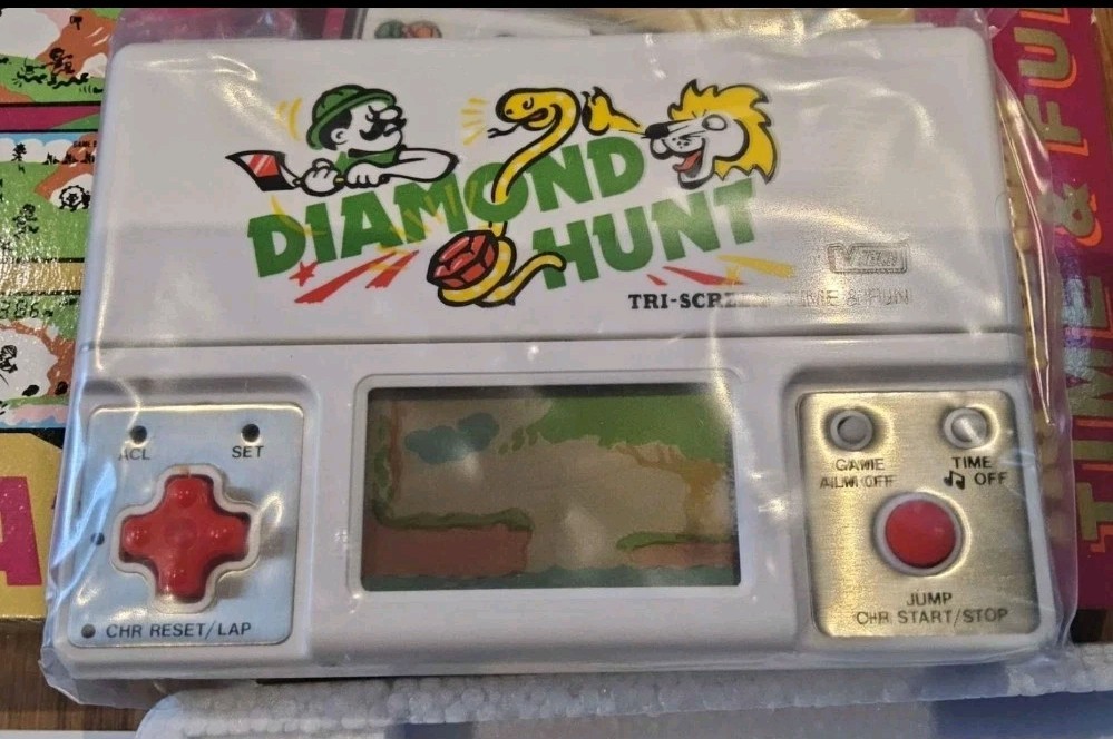 NEW Diamond Hunt Tri Screen Game And Watch BOXED..Yes.Brand New