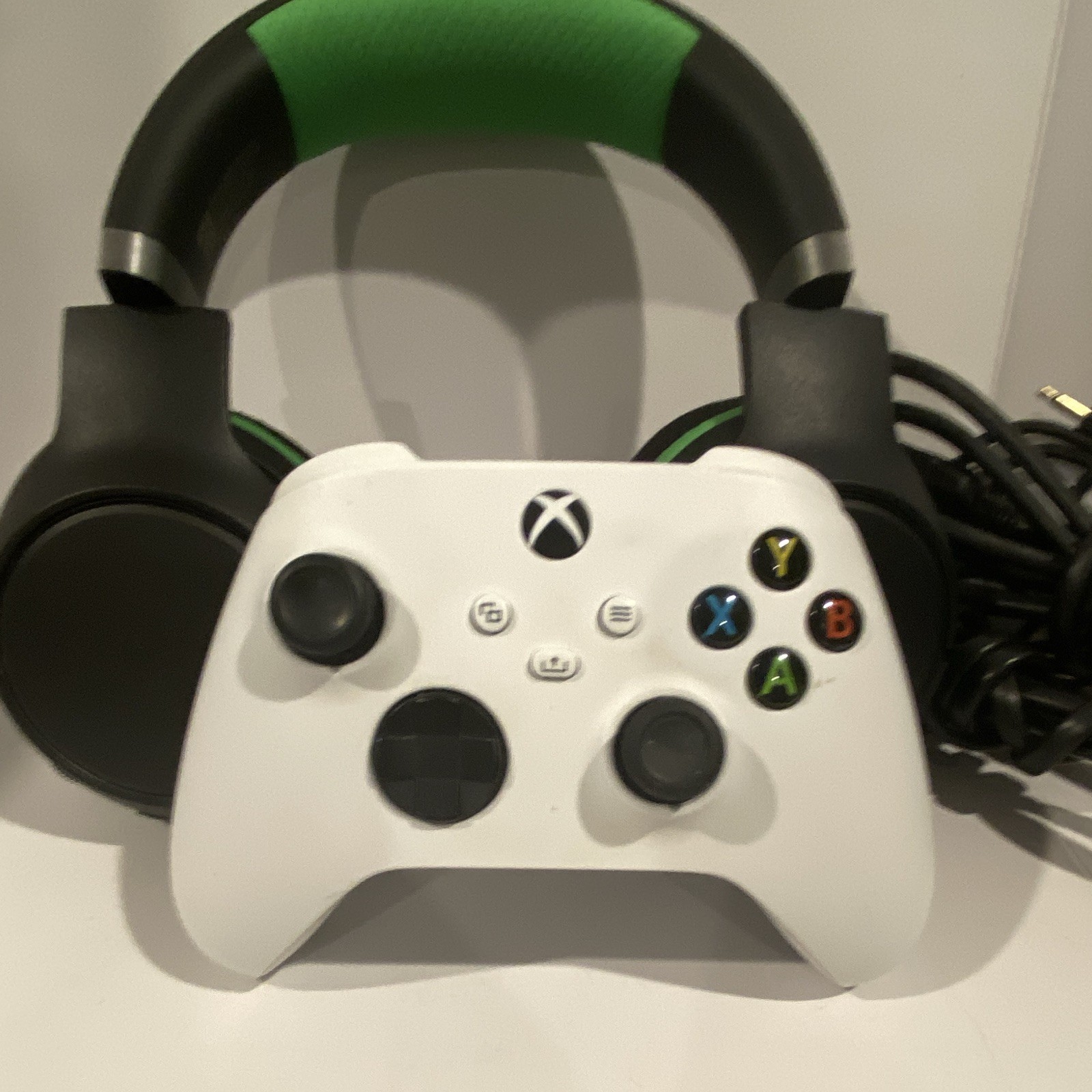 Microsoft Xbox Series S 512GB White Console Bundle Controller Headset 1440p
