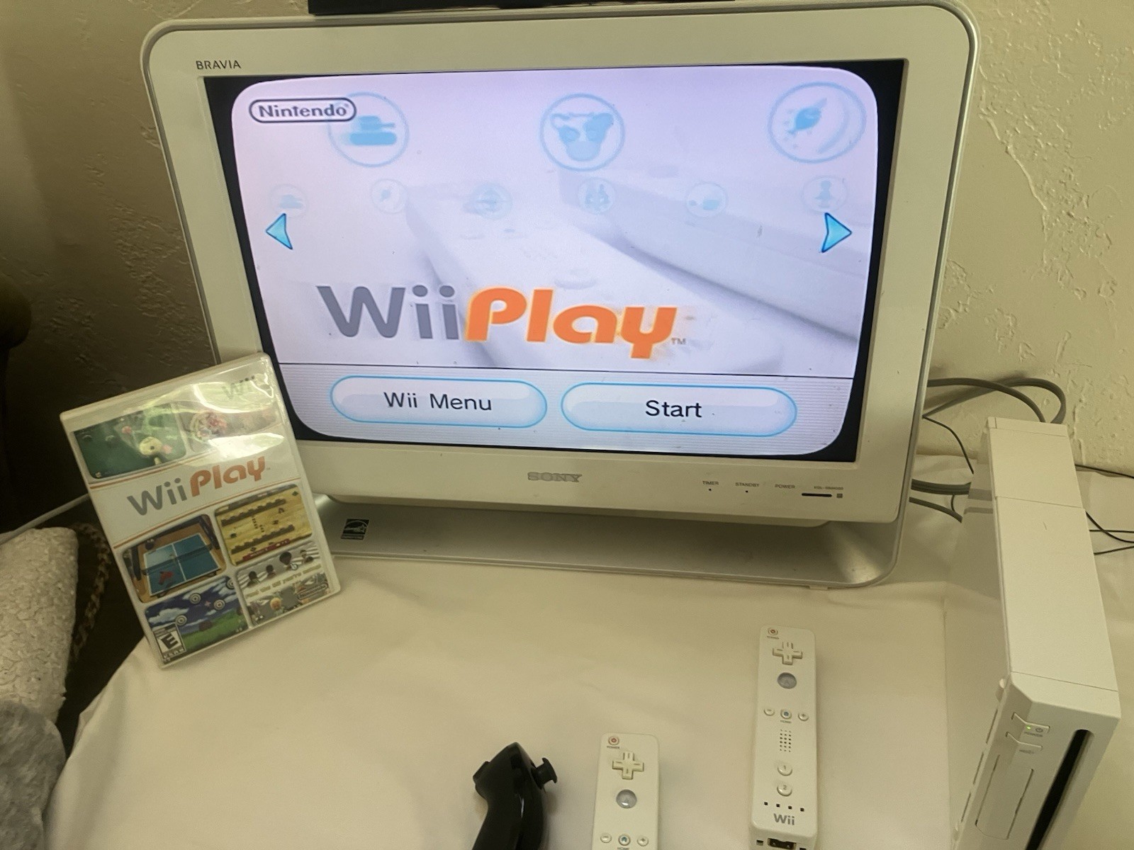 Nintendo Wii RVL-001 Bundle W/ Super Mario Galaxy 3 Games 2 Remotes & Nunchuck!