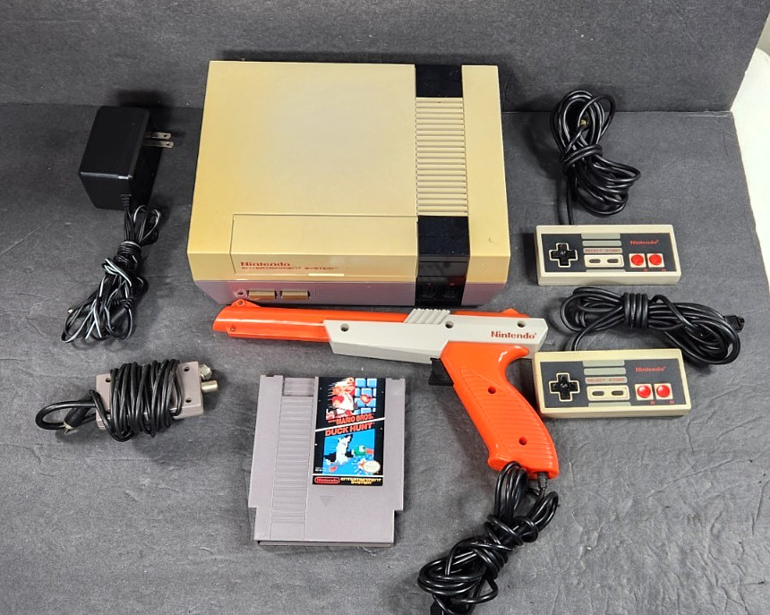 VINTAGE 1985 NINTENDO NES-001 CONTROL DECK BUNDLE MARIO GAME 2 CONTROLLERS GUN
