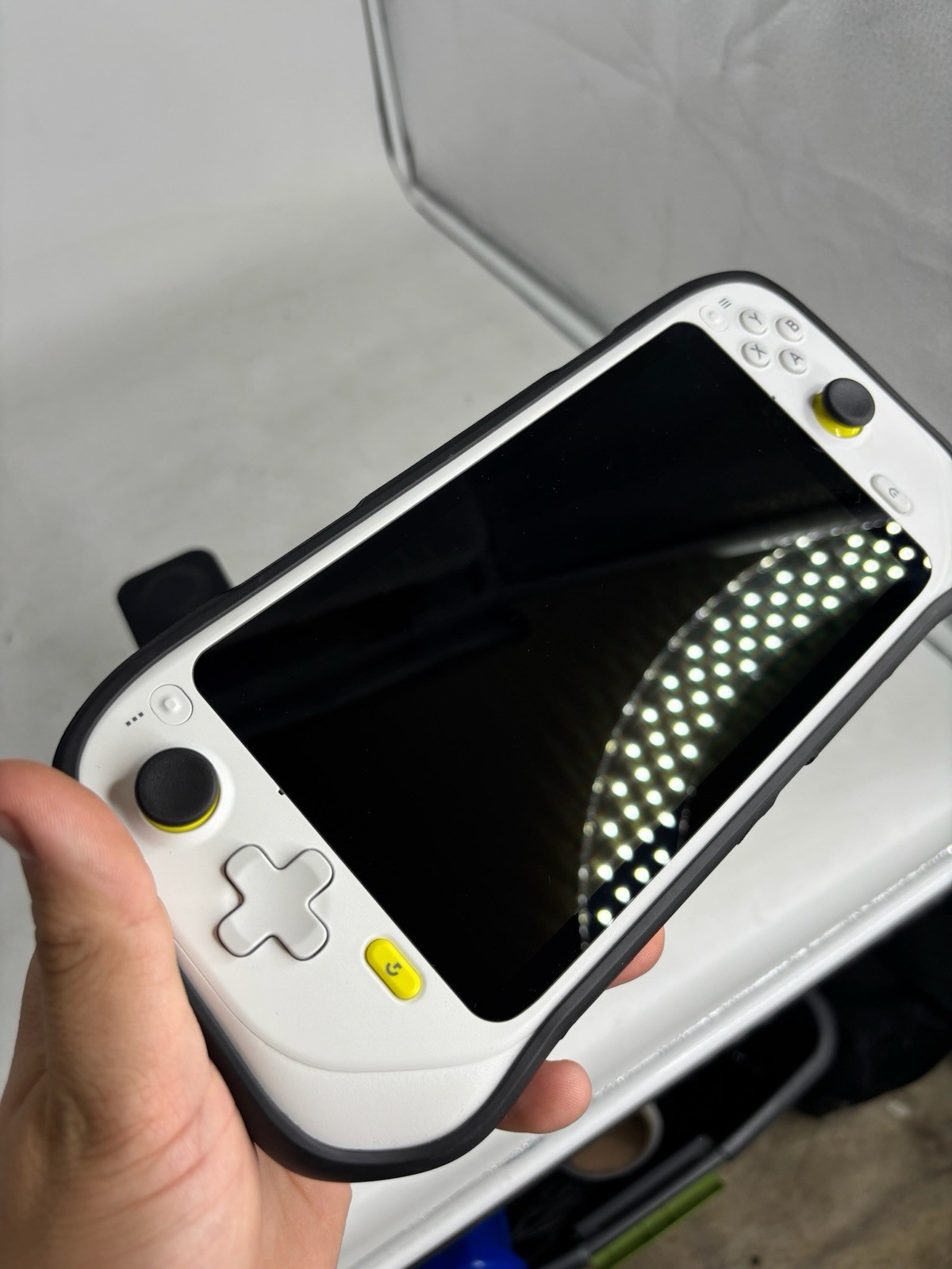 Logitech G CLOUD Handheld Portable Gaming Console 1080P 7″ Touchscreen White