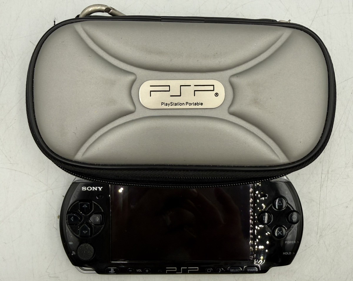 SONY PSP 3001 – HANDHELD WITH HARD CASE, CHARGER AND 3 GAMES. NO BATTERY! Tested