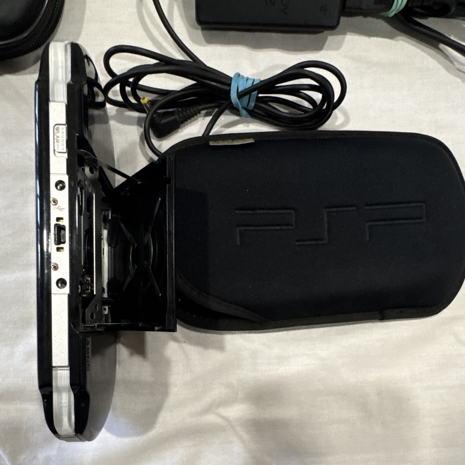 Sony PSP-1001 Black Handheld Console w/ Case, Charger & Game 6 UMD Bundle