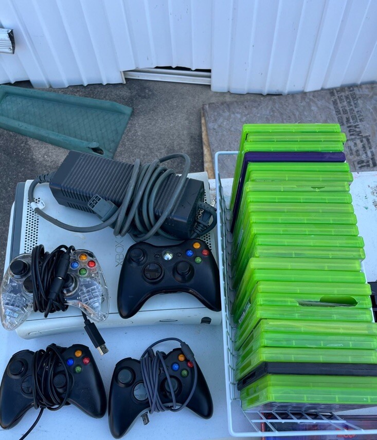 Microsoft Xbox 360 Pro 20GB Console – Matte White. 4 Controllers, and 20 Games.