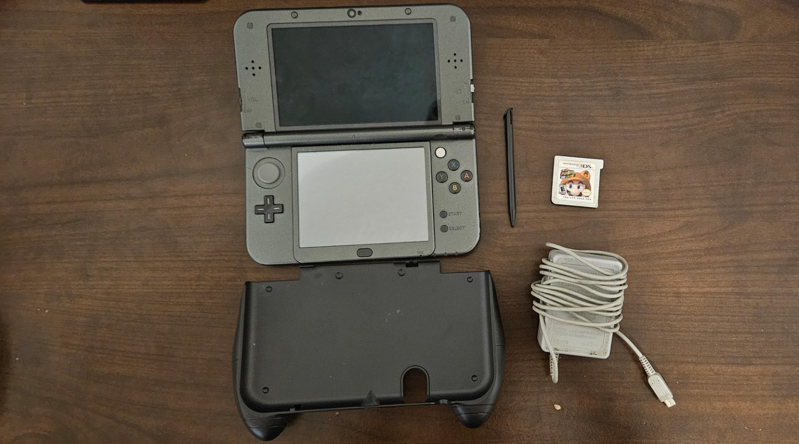 Nintendo 3DS XL Handheld System Gray/Black w/ Stylus, Charger, Grip Case, Game