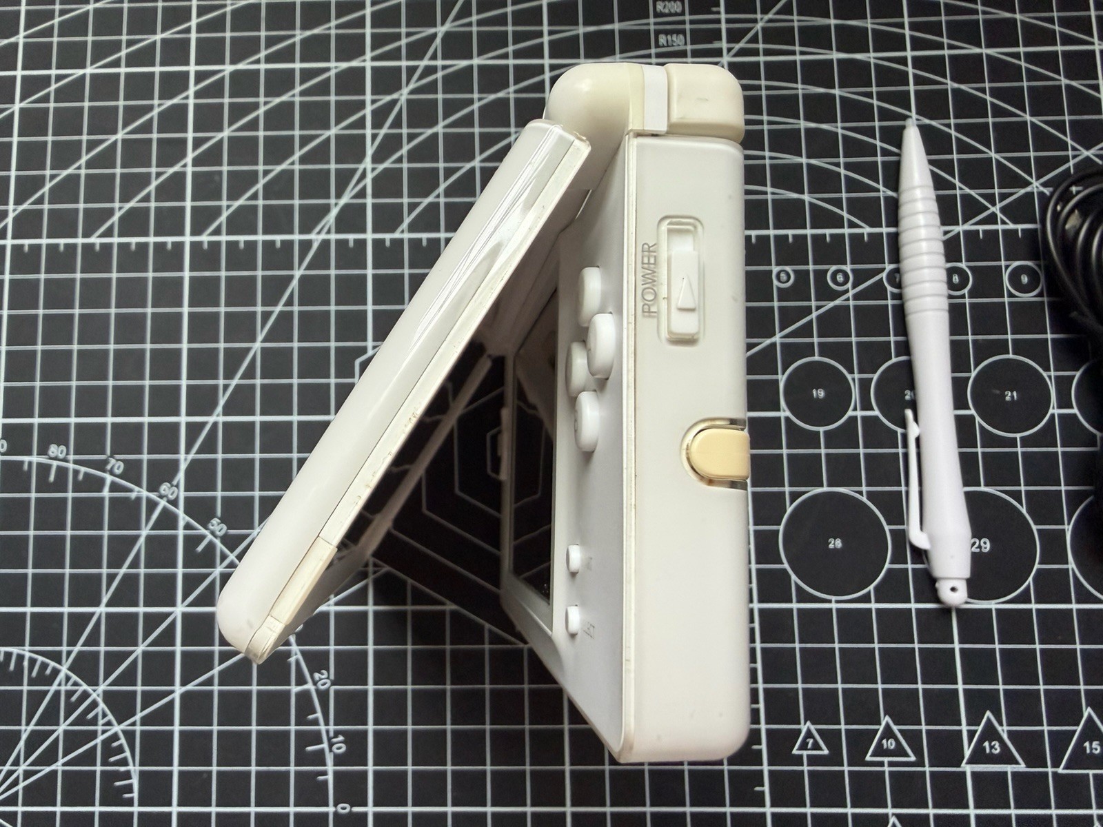 Nintendo DS Lite Used OEM White W/ R4 & 2GB SD – 100% Tested Region Free