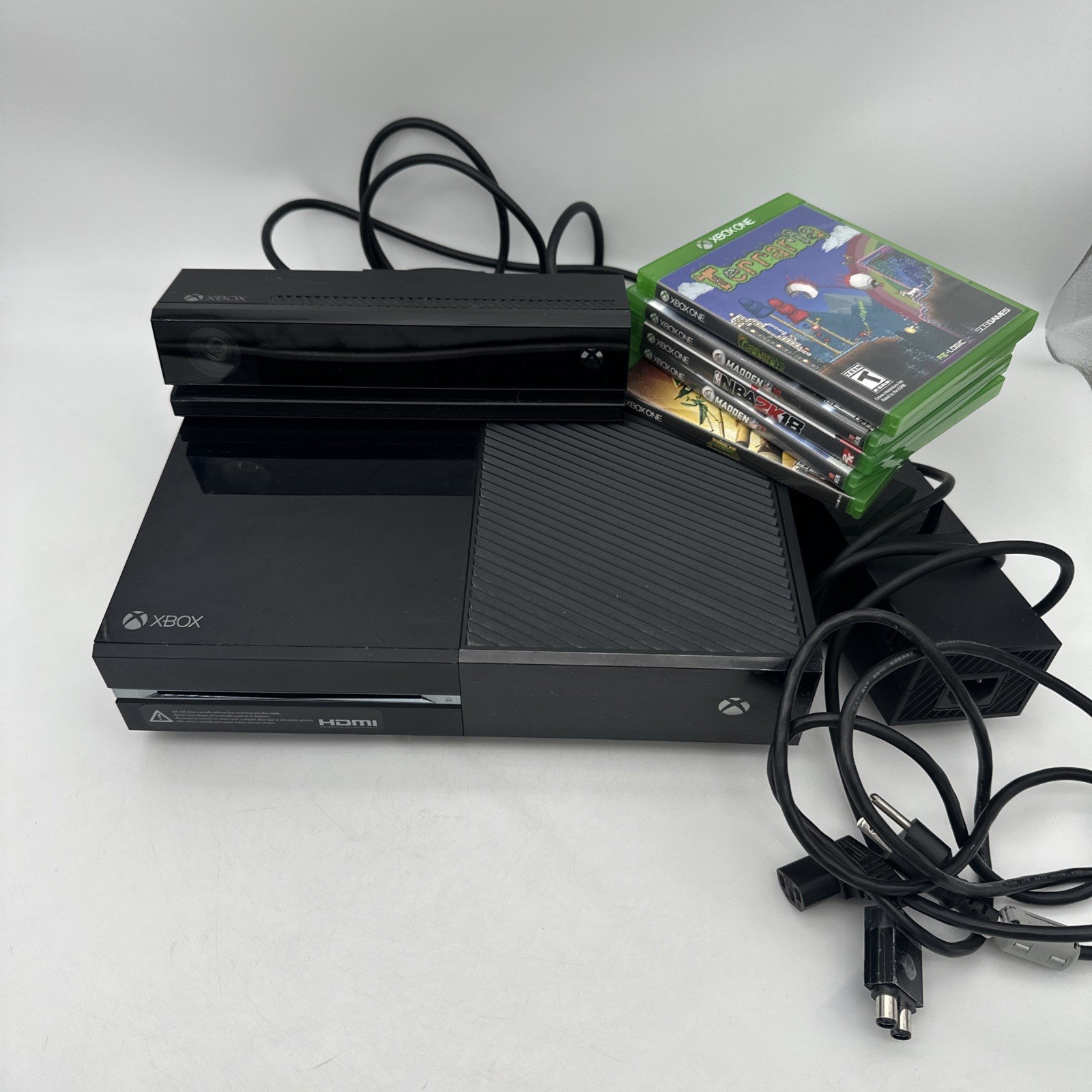 Microsoft Xbox One 1540 Console Bundle W/Kinect camera Cords No Controller Works