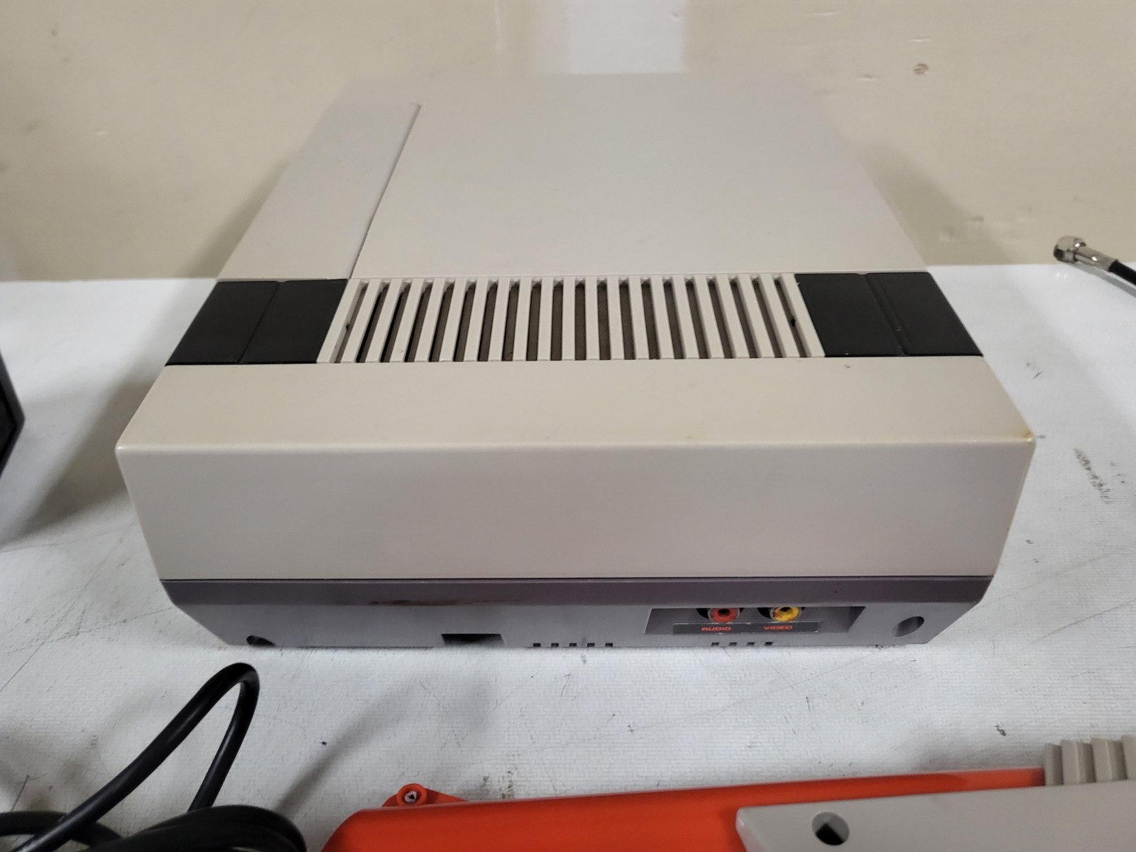 NES Nintendo Console Bundle with – Controller Zapper and Cables WORKS! *READ*