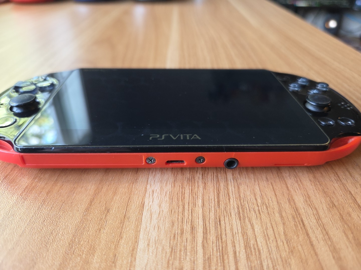 Sony PS Vita 2000 Slim PCH-2000 – Black Red – GREAT tested