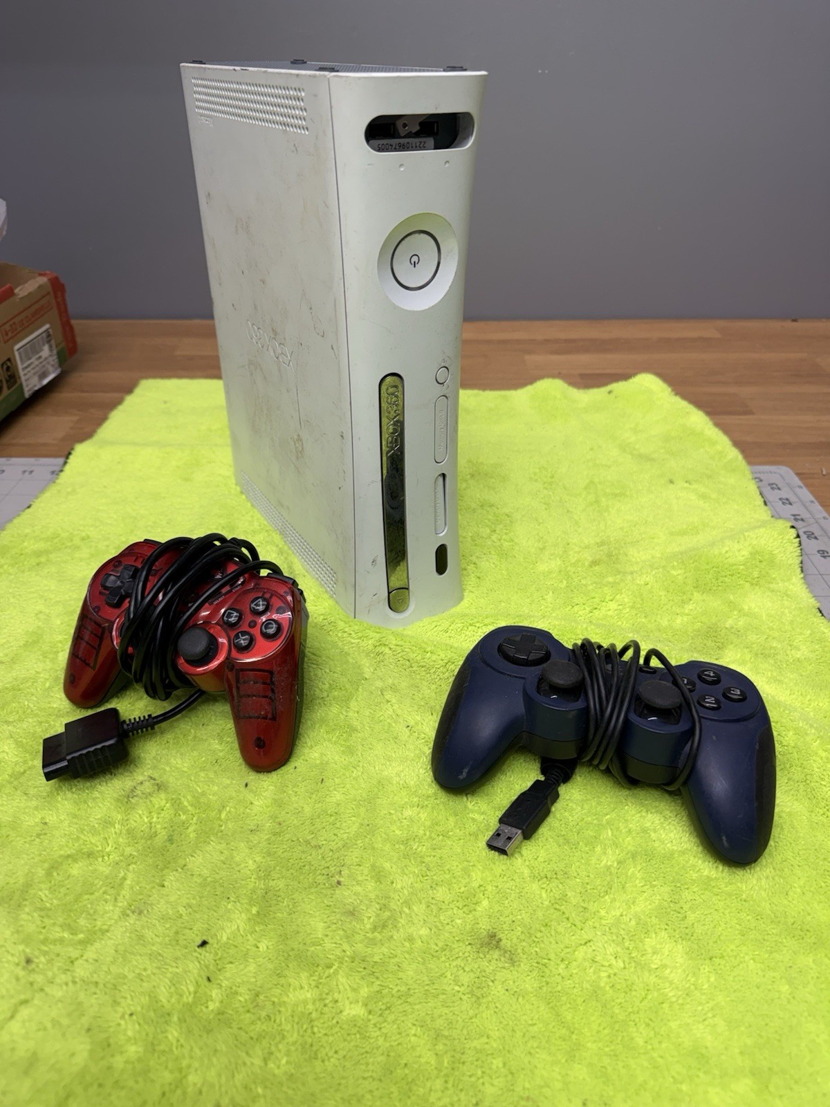 Xbox 360 Console White Unknown if still works See DESCRIPTION Pics 2 Controllers