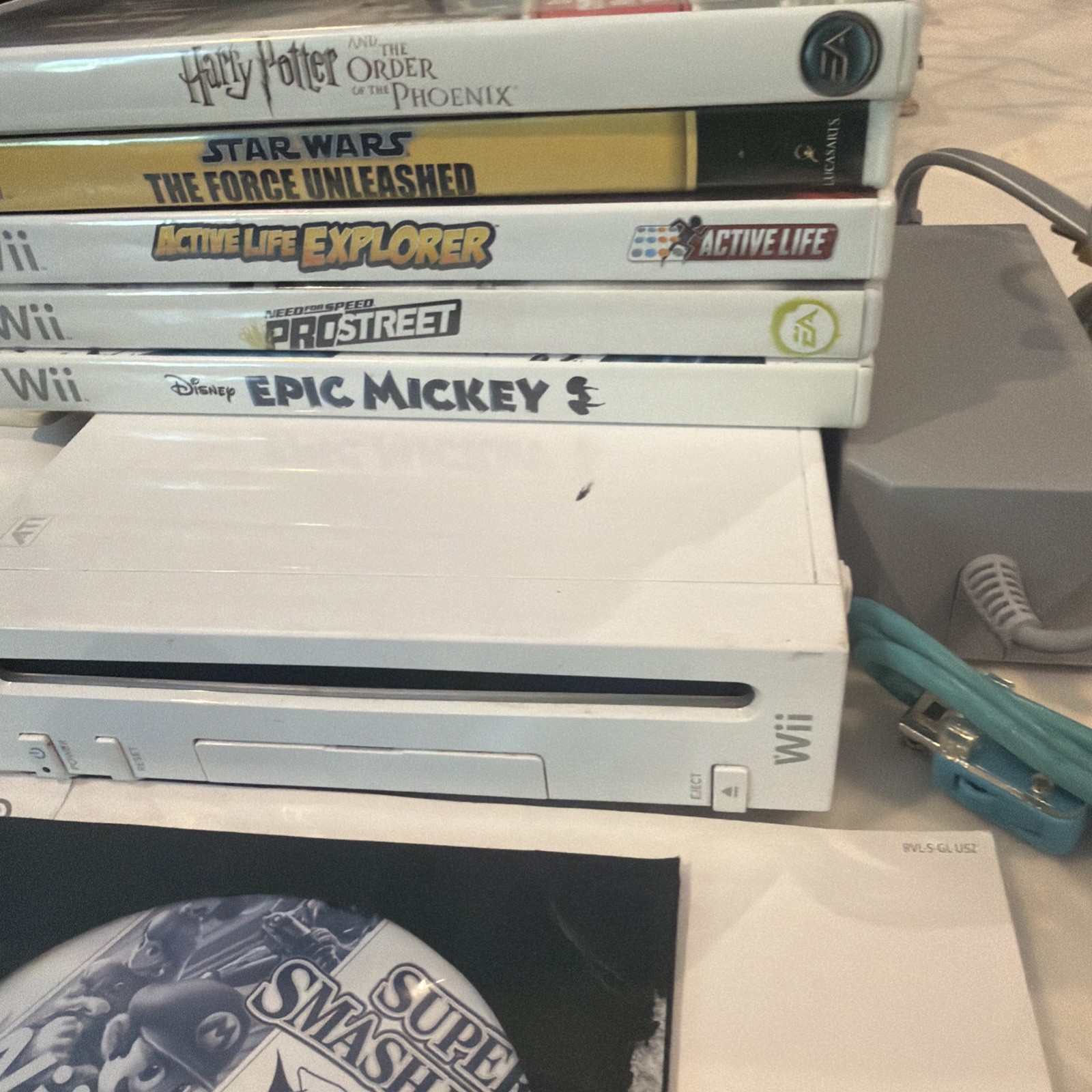 Nintendo Wii Console White RVL-001 Super Smash Bros Brawl Bundle 6 Video Games