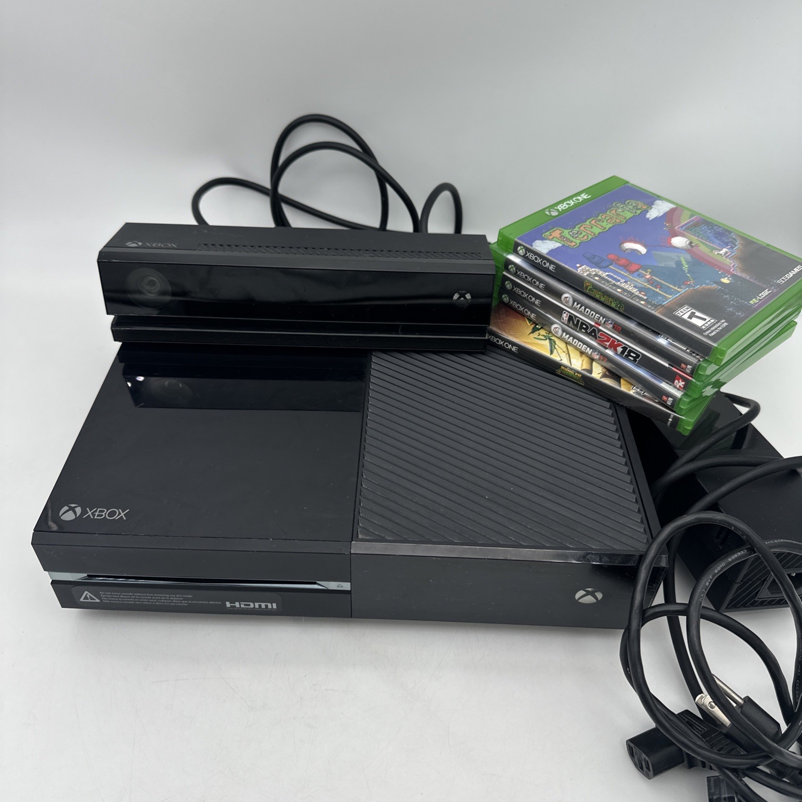Microsoft Xbox One 1540 Console Bundle W/Kinect camera Cords No Controller Works