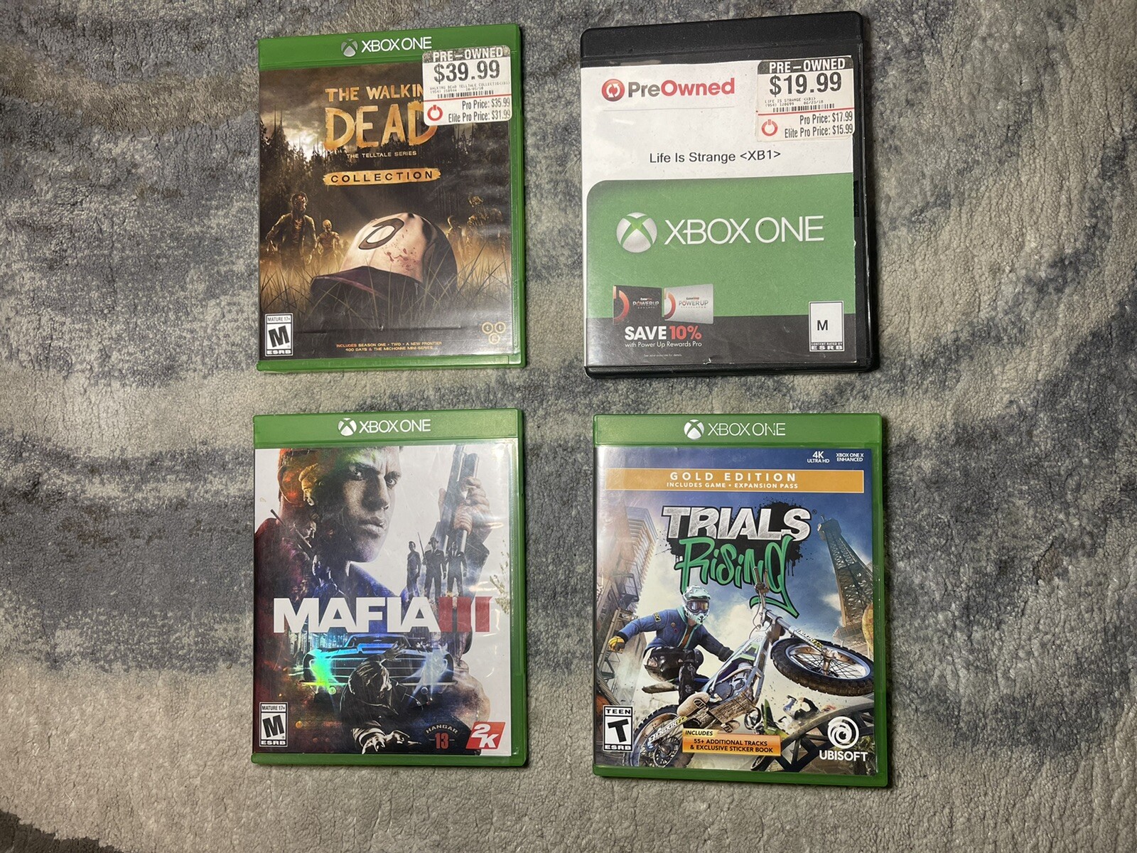 Xbox One S 500GB/ 2 Controllers / 4 Games