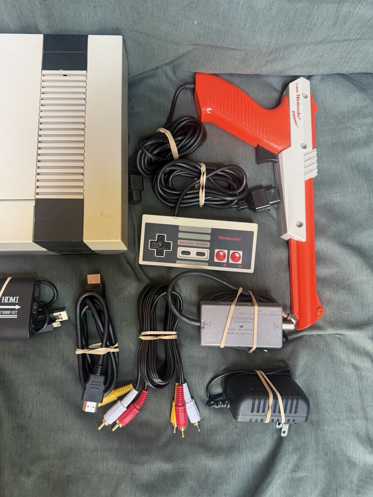 Nintendo NES Entertainment System Console Bundle w/ 2 Controllers & Zapper