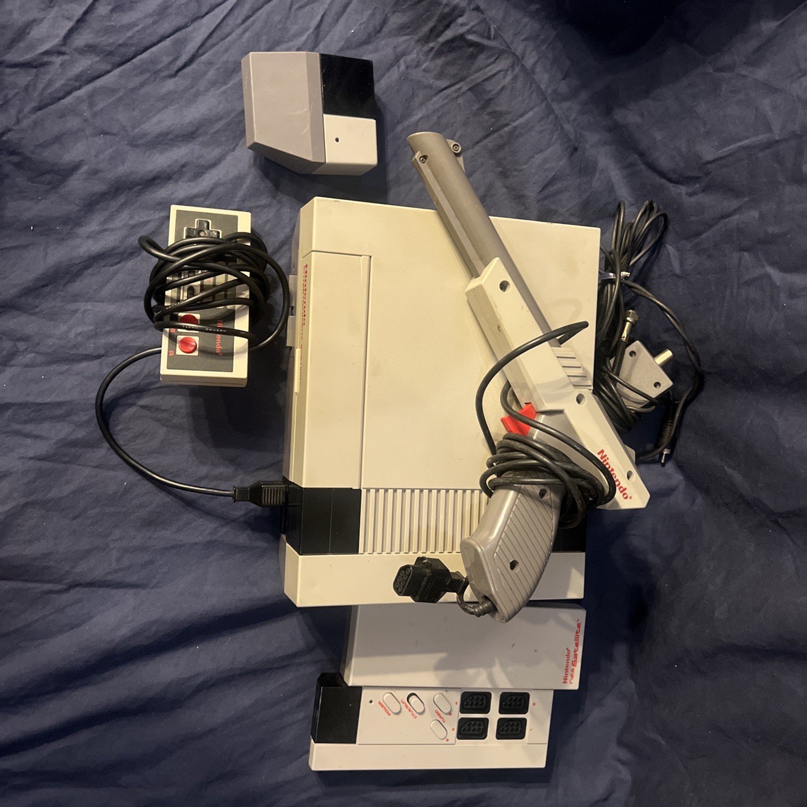 Nintendo Entertainment System Console Controller And Zapper Controller