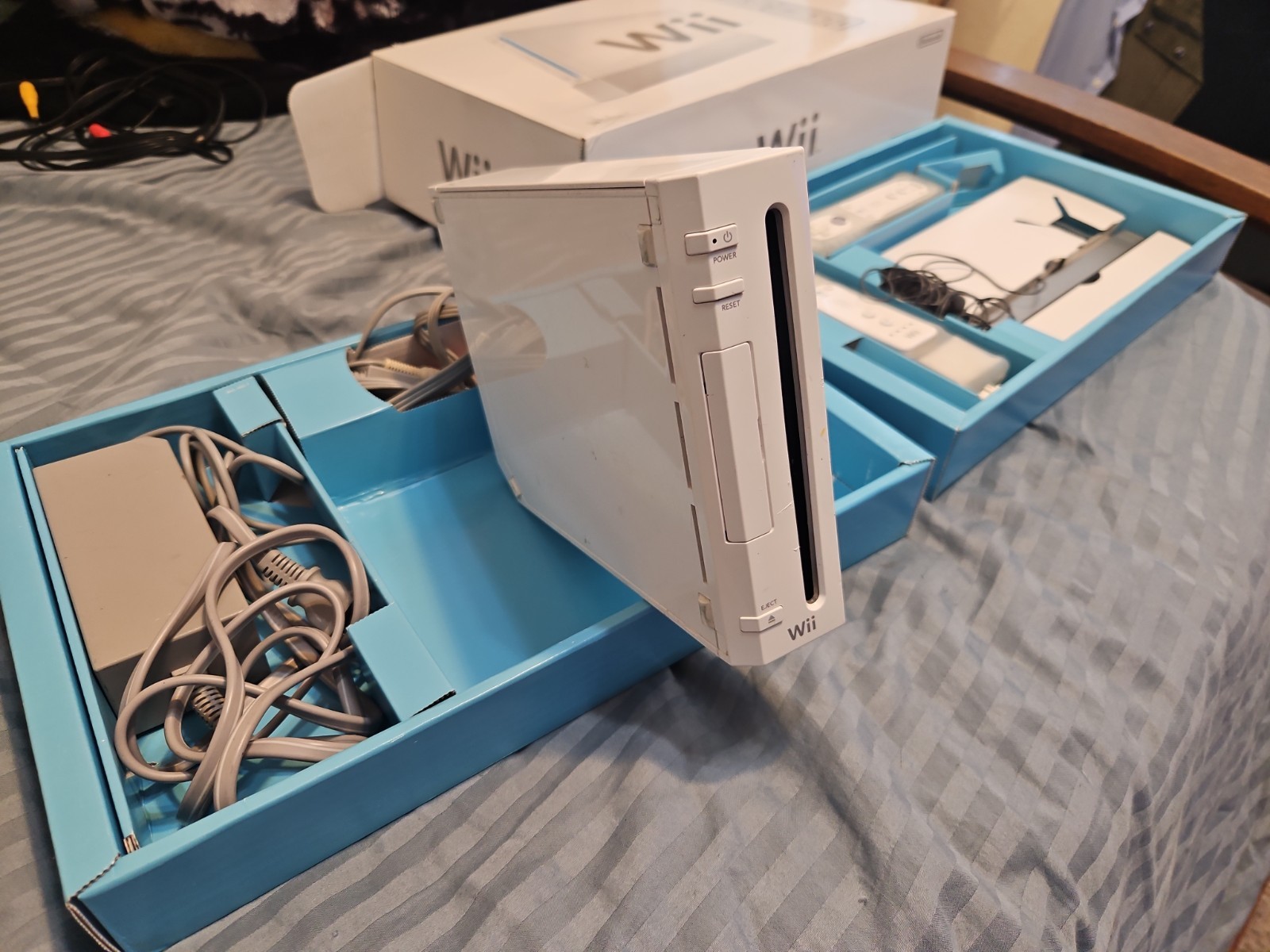 Nintendo Wii Sports Console System White with 2 Controllers Tested