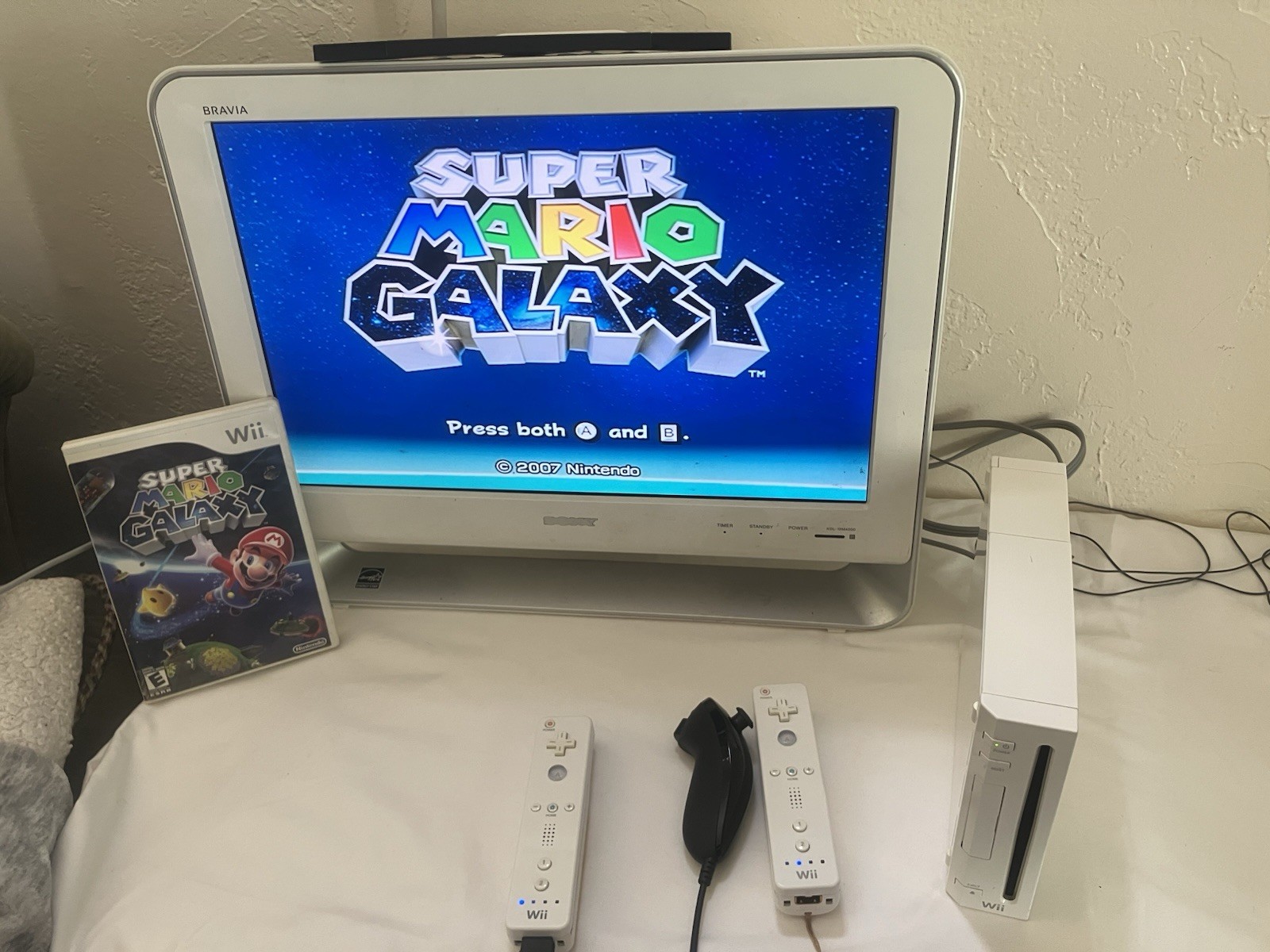 Nintendo Wii RVL-001 Bundle W/ Super Mario Galaxy 3 Games 2 Remotes & Nunchuck!