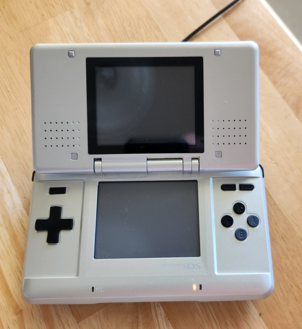 Original Nintendo DS NTR-001 Console/Stylus/Charger Nice Shell