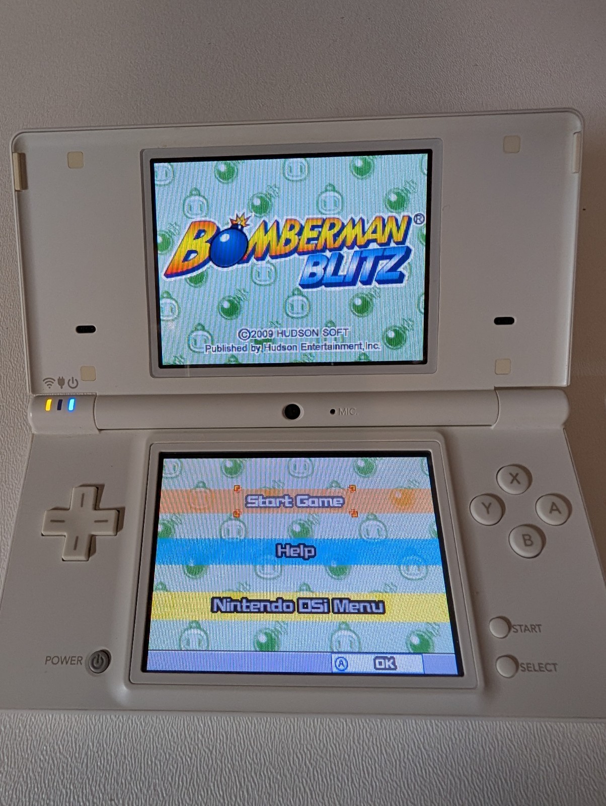 Nintendo DSi White Preloaded Library (8 games) Cartridge Game (1) Charger Stylus