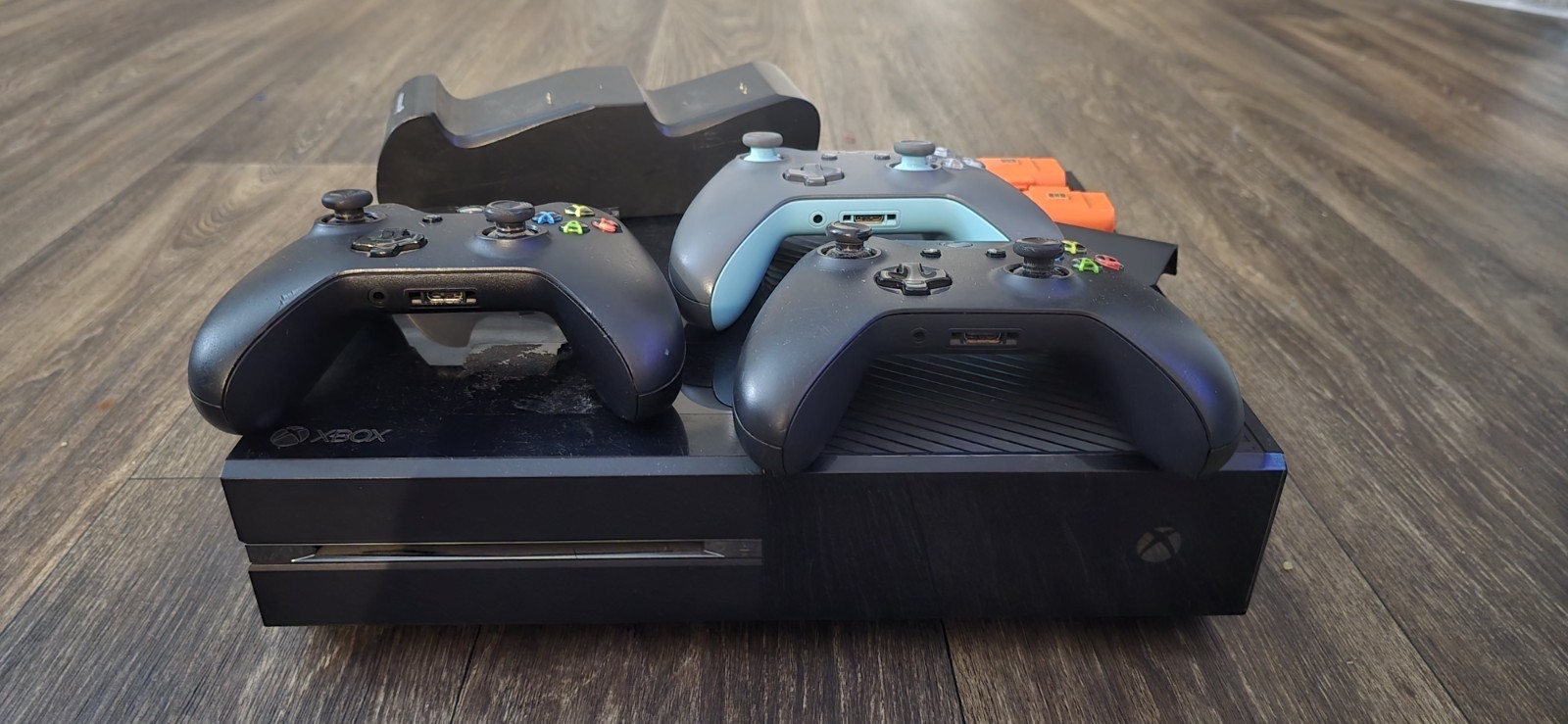 Microsoft Xbox One Console Black Gray Blue Wi-Fi 3 Controllers Charging Dock