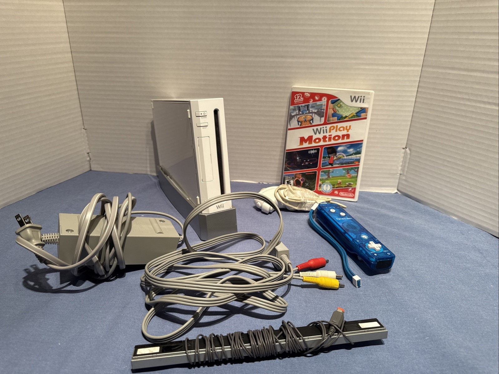 NINTENDO Wii SYSTEM CONSOLE WITH Wii PLAY MOTION GAME AND ACCESSORIES “TESTED”