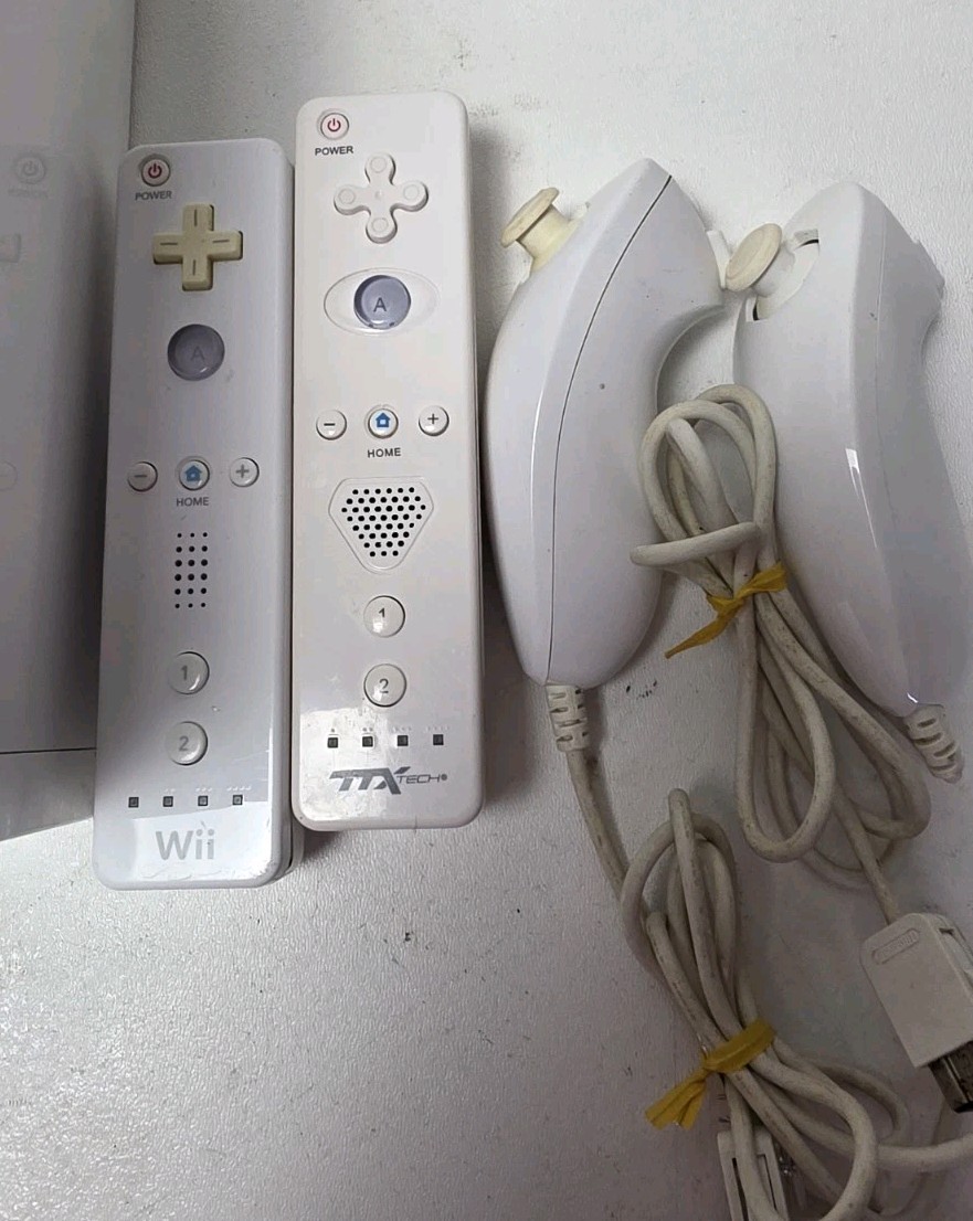 Nintendo Wii Console RVL-001 w/ 2 Controllers, Nunchucks & Cables