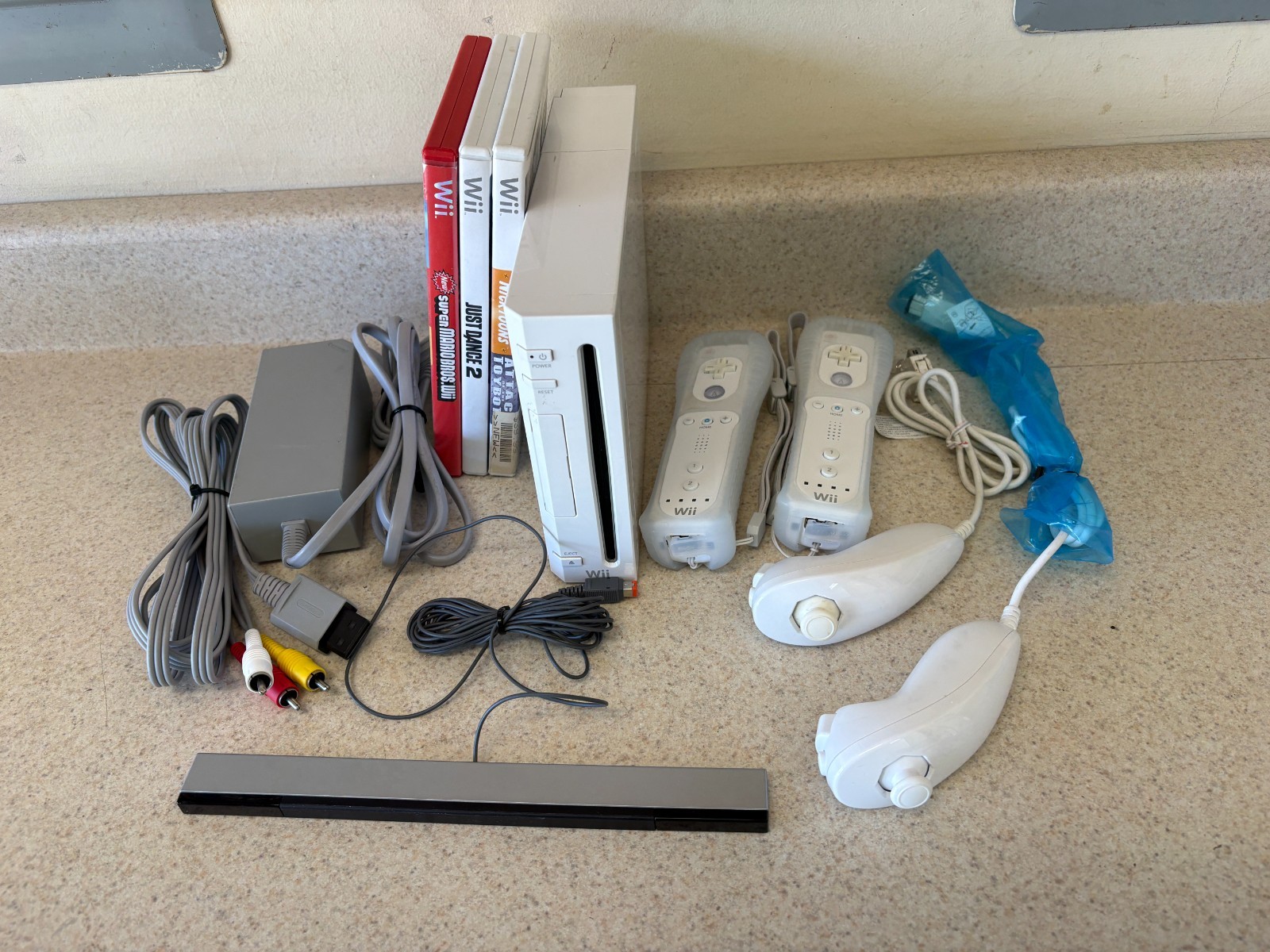 Nintendo Wii Bundle w/ Controllers, 3 Games, Super Mario Bros.