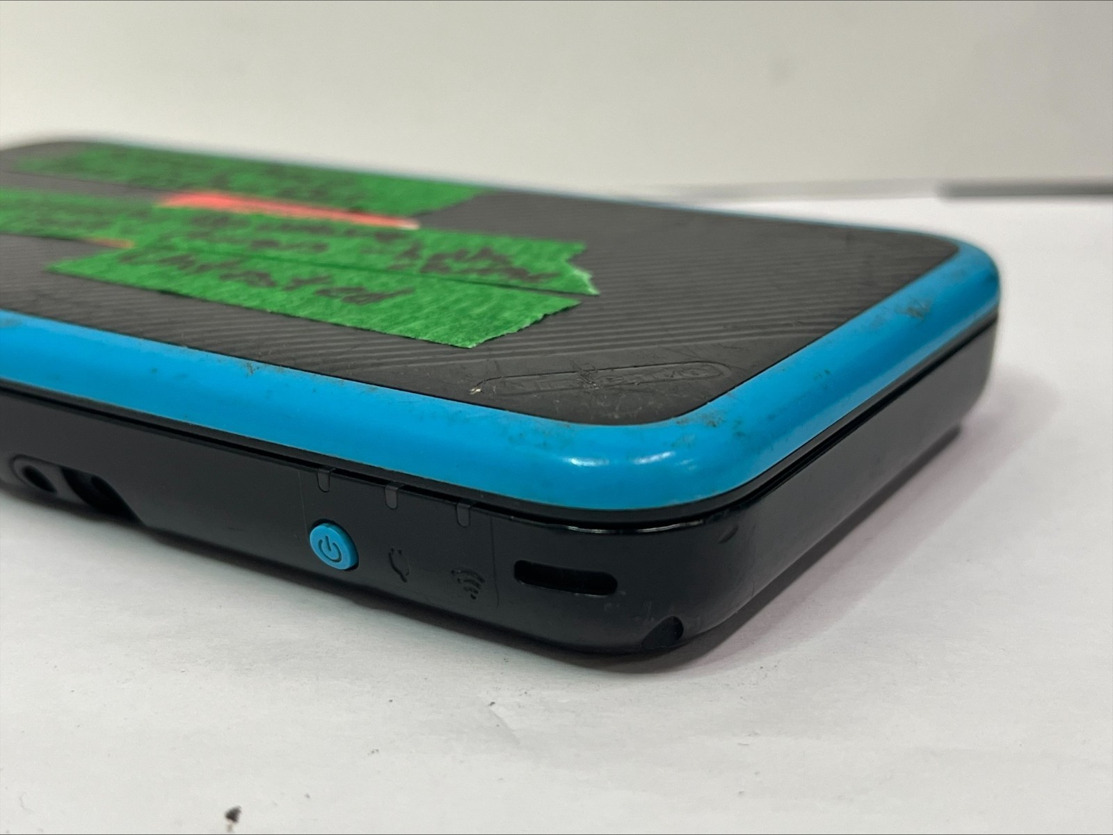 FOR PARTS! Nintendo 2DS XL – Powers On No Display! Missing plastic flap! (B387)