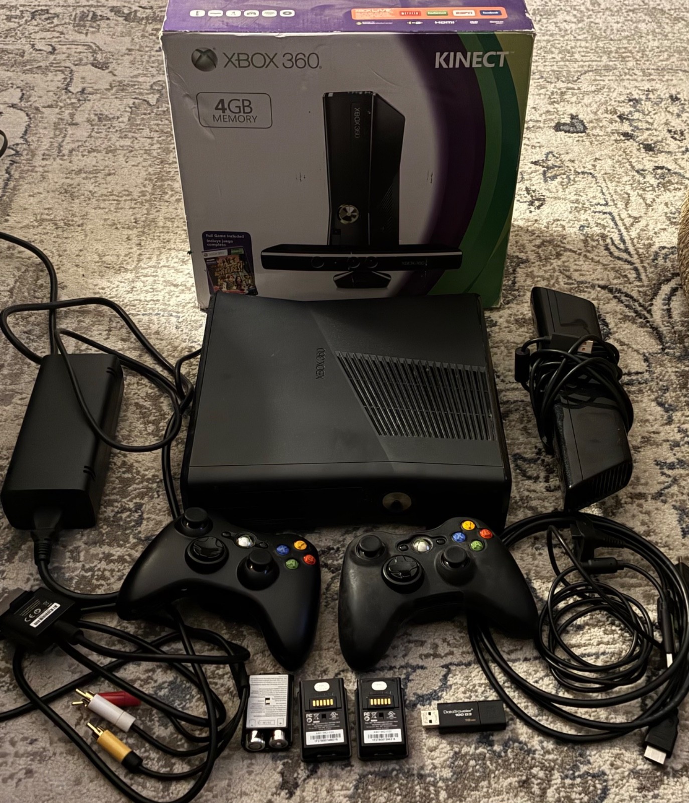 Xbox 360 Slim 1439 4gb Console Kinect Bundle Controllers Battery Pack Power Cord
