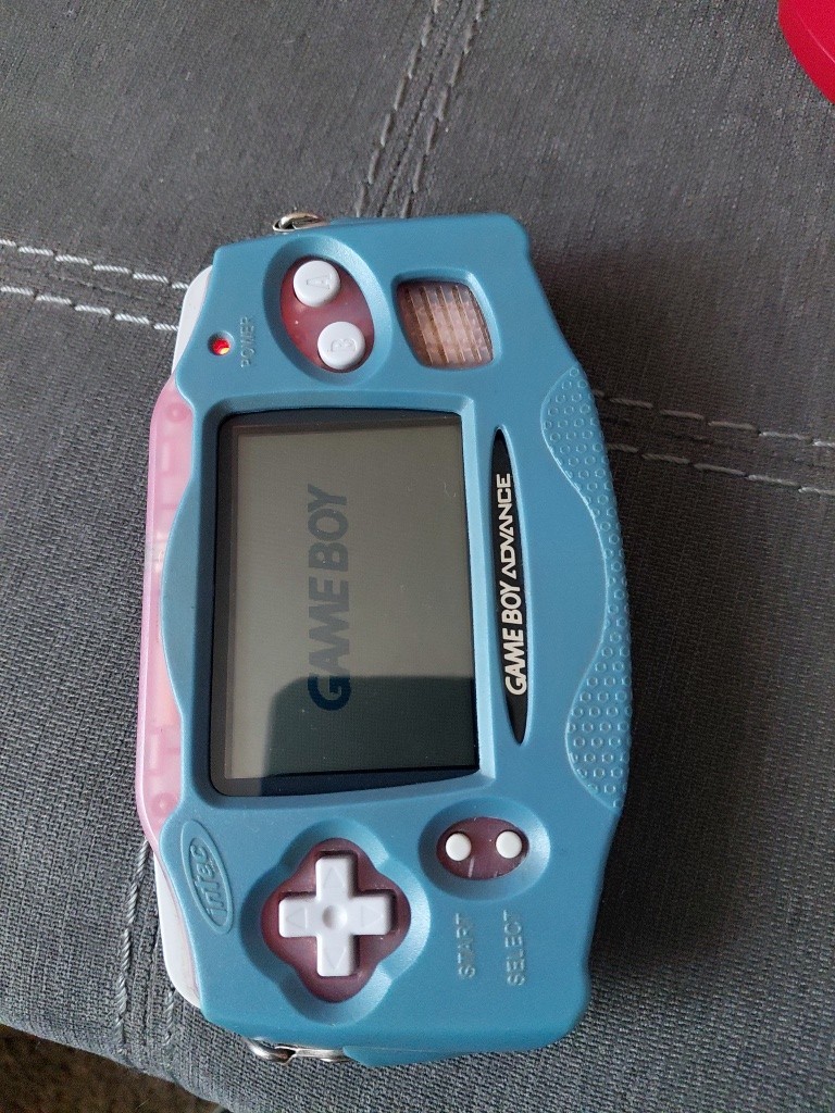 Nintendo Game Boy Advance 32MB Handheld System – Fuchsia Pink no tapa de bateria