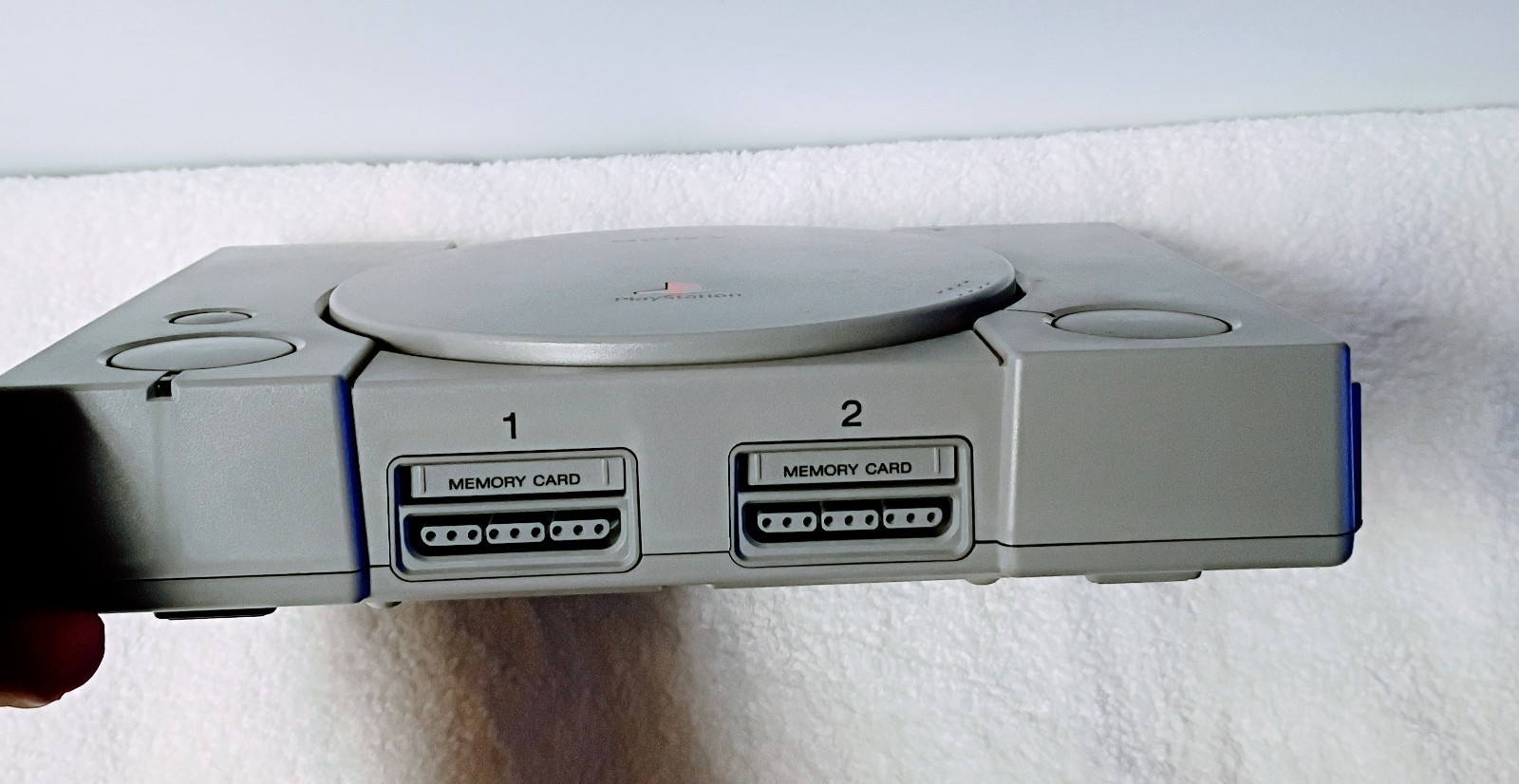 Playstation 1 with 1 controller, AV Cable, power cable and Syphon Filter 2 game