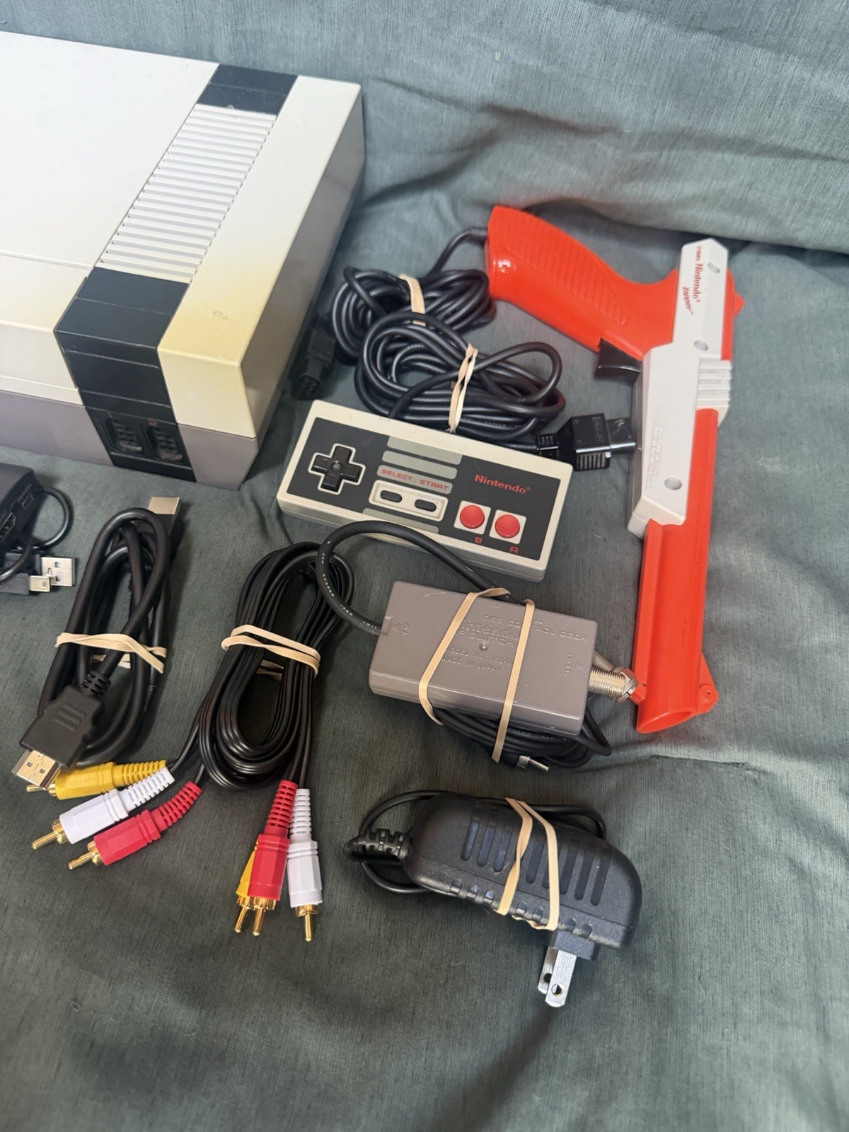 Nintendo NES Entertainment System Console Bundle w/ 2 Controllers & Zapper