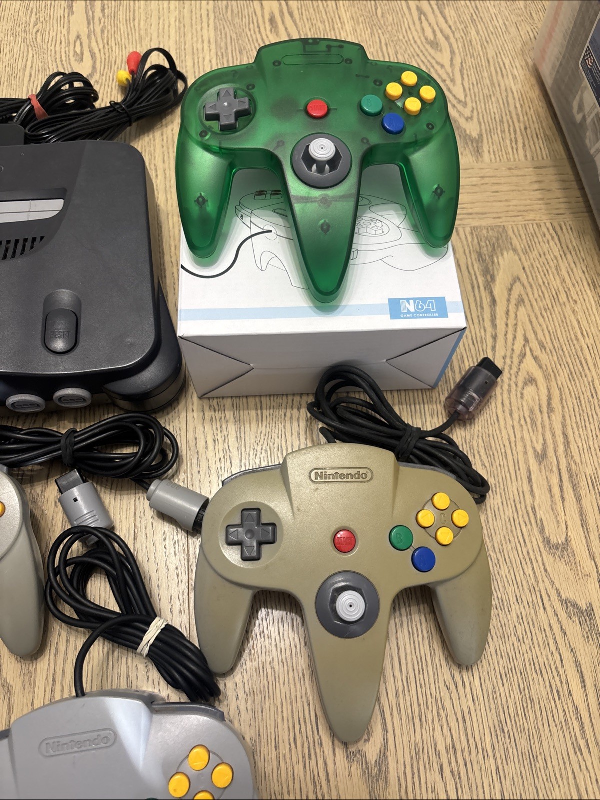 Nintendo 64 Console bundle + Mario KART & More + 4 controllers + Memory Card