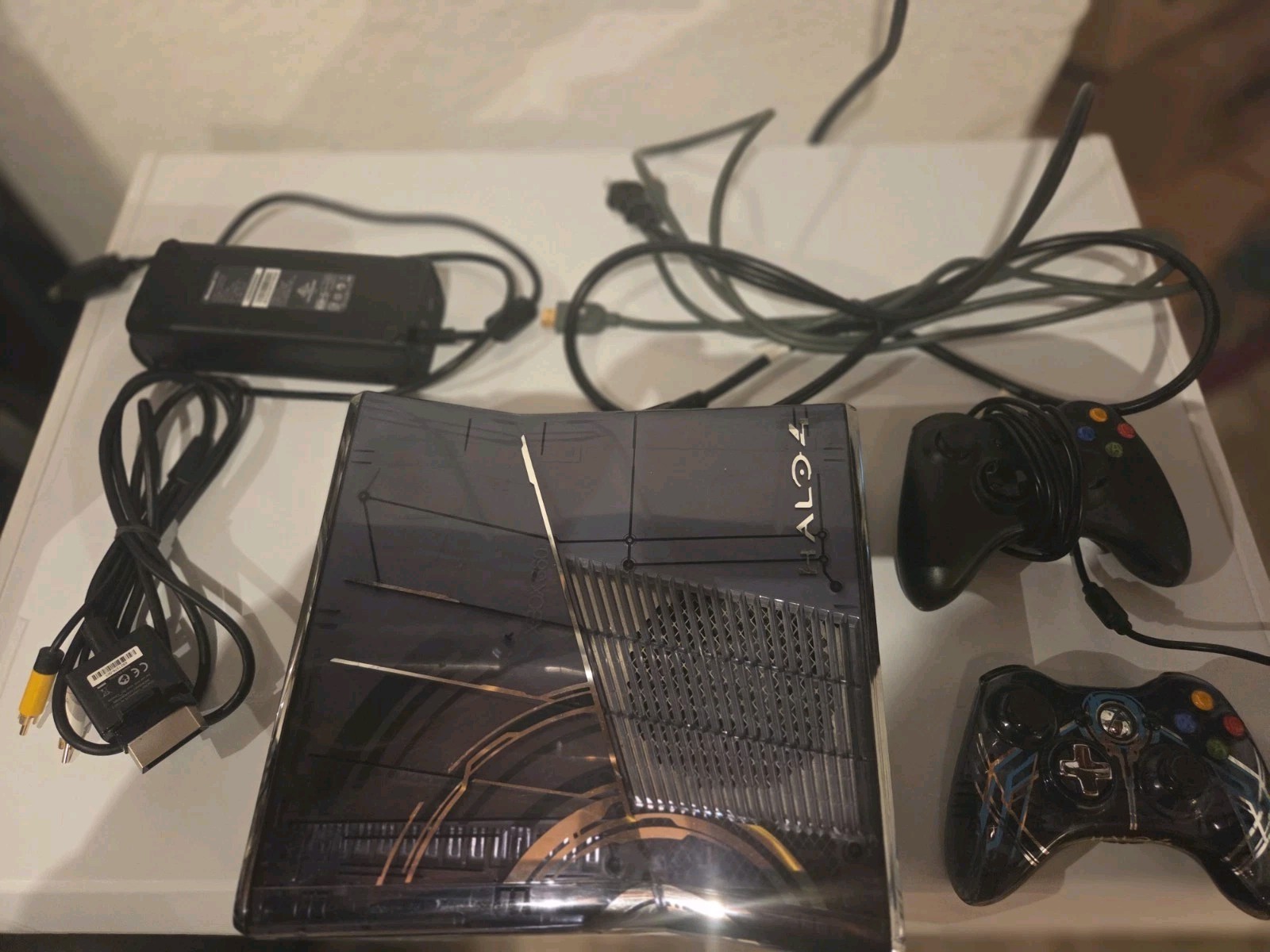 HALO 4 Limited Edition Xbox 360 320GB With 1 Original Controller.