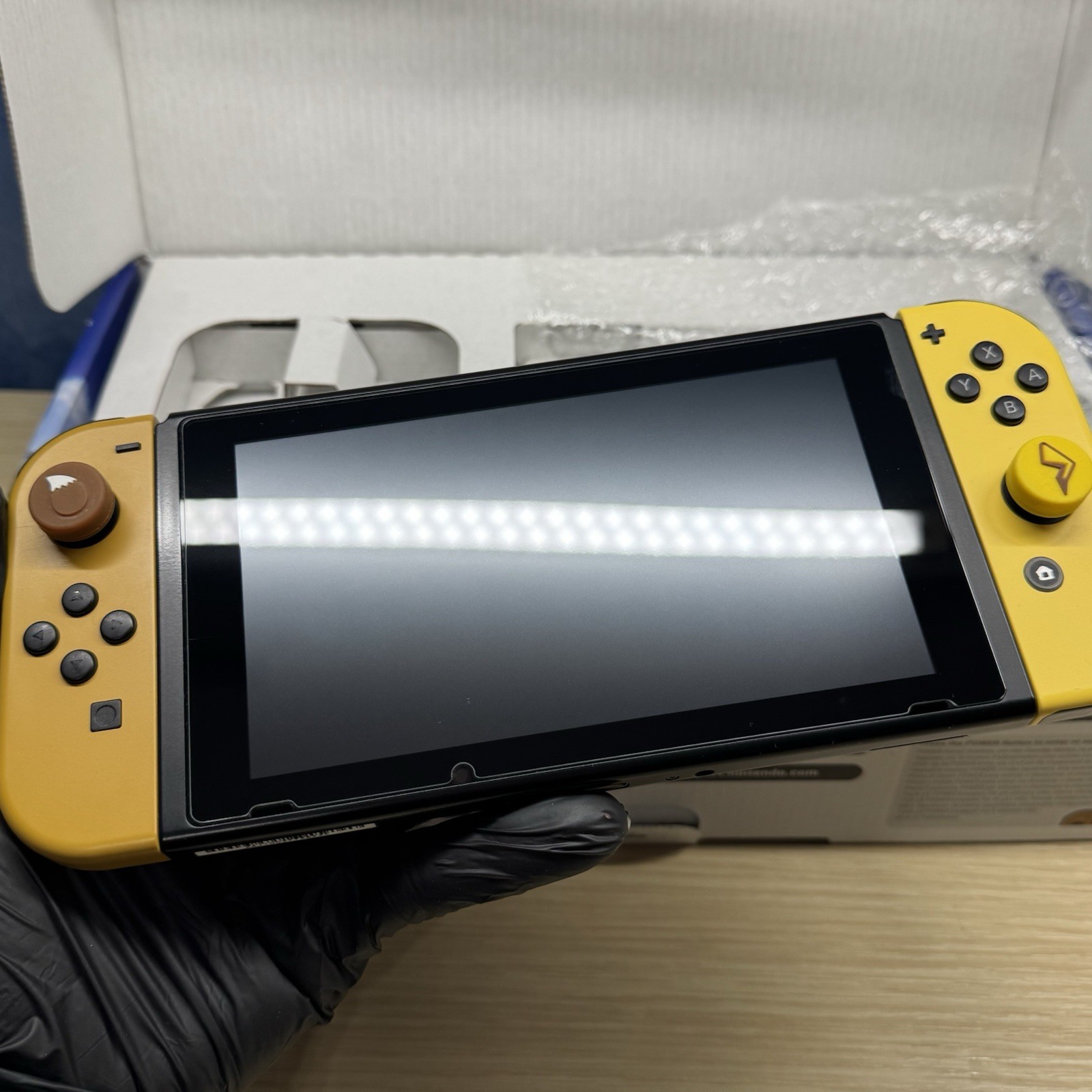 Nintendo Switch – Pokemon Let’s Go Pikachu Limited Edition + Pokeball Plus