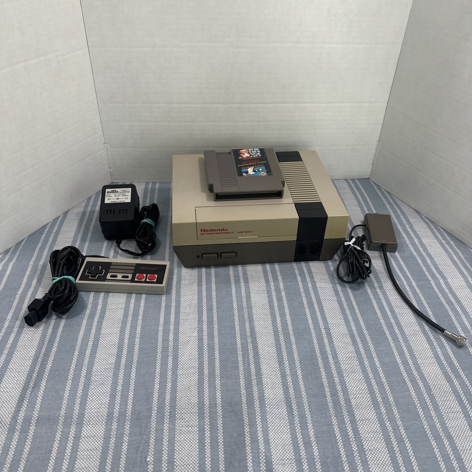 Nintendo Console NES-001 + 1 OEM Controller 3rd Party Power and RF Switch + Game
