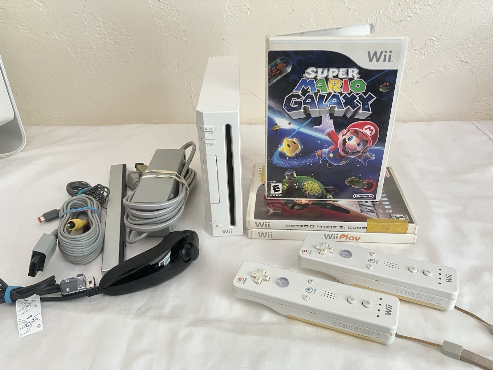 Nintendo Wii RVL-001 Bundle W/ Super Mario Galaxy 3 Games 2 Remotes & Nunchuck!