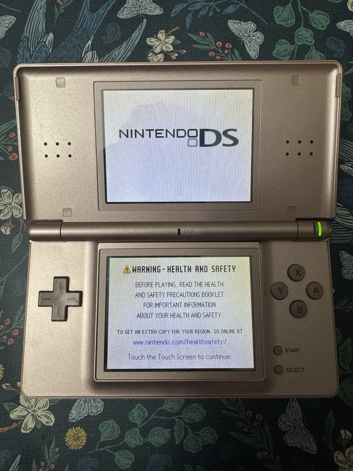 Nintendo DS Lite – Metallic Rose Nintendogs Special Edition