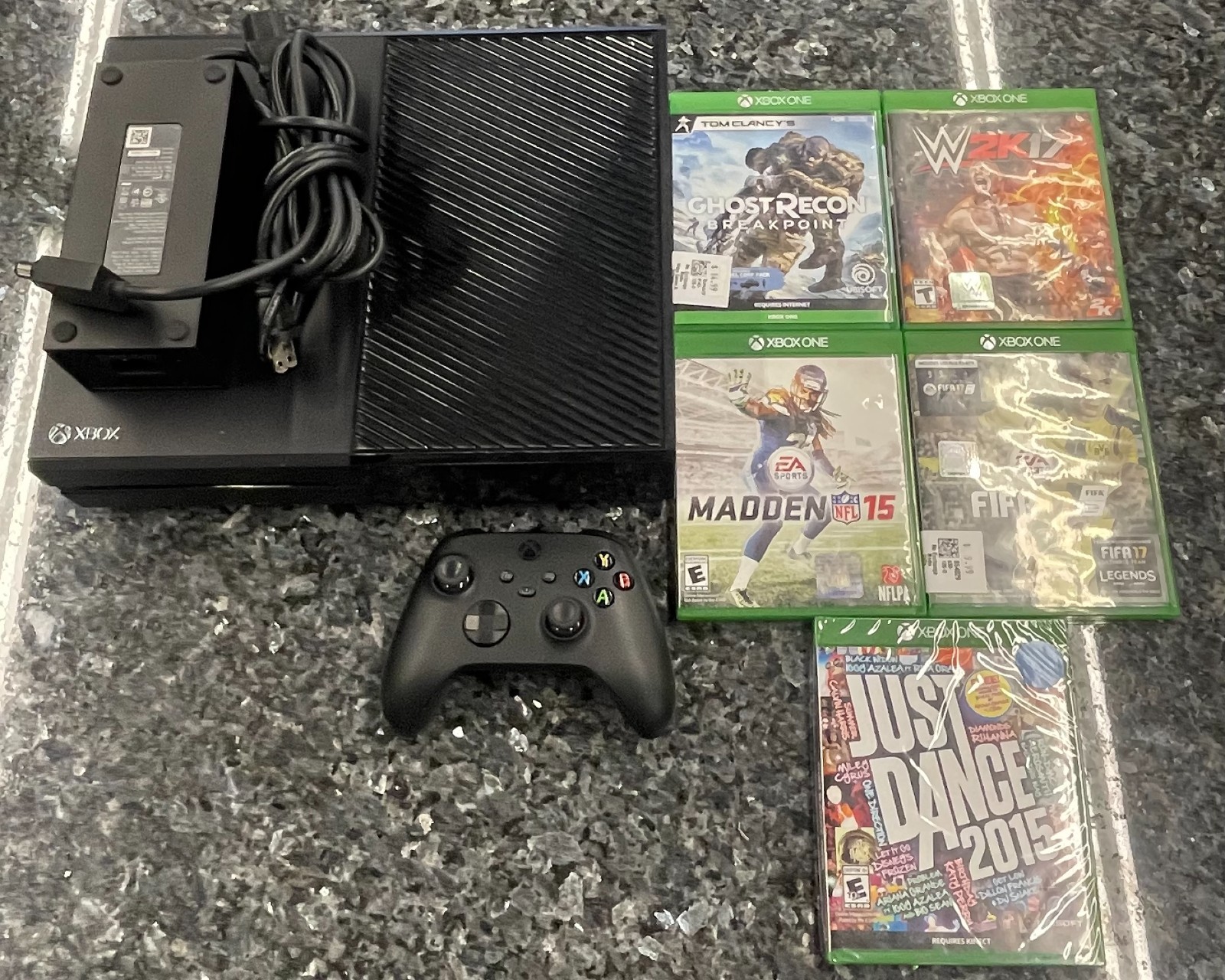 WELL KEPT Microsoft Xbox One 1540 500GB Console BUNDLE w/ 5 games ON SALE NOW !!
