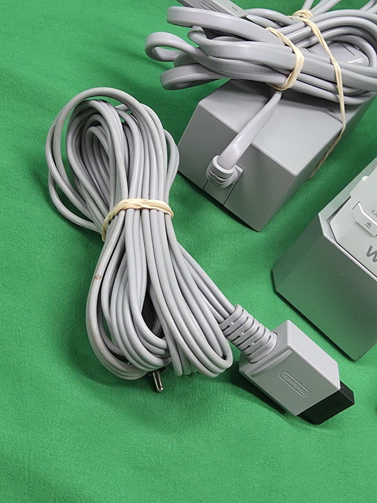 Nintendo Wii Video Gaming Console System RVL-001 White With Cables & Controller