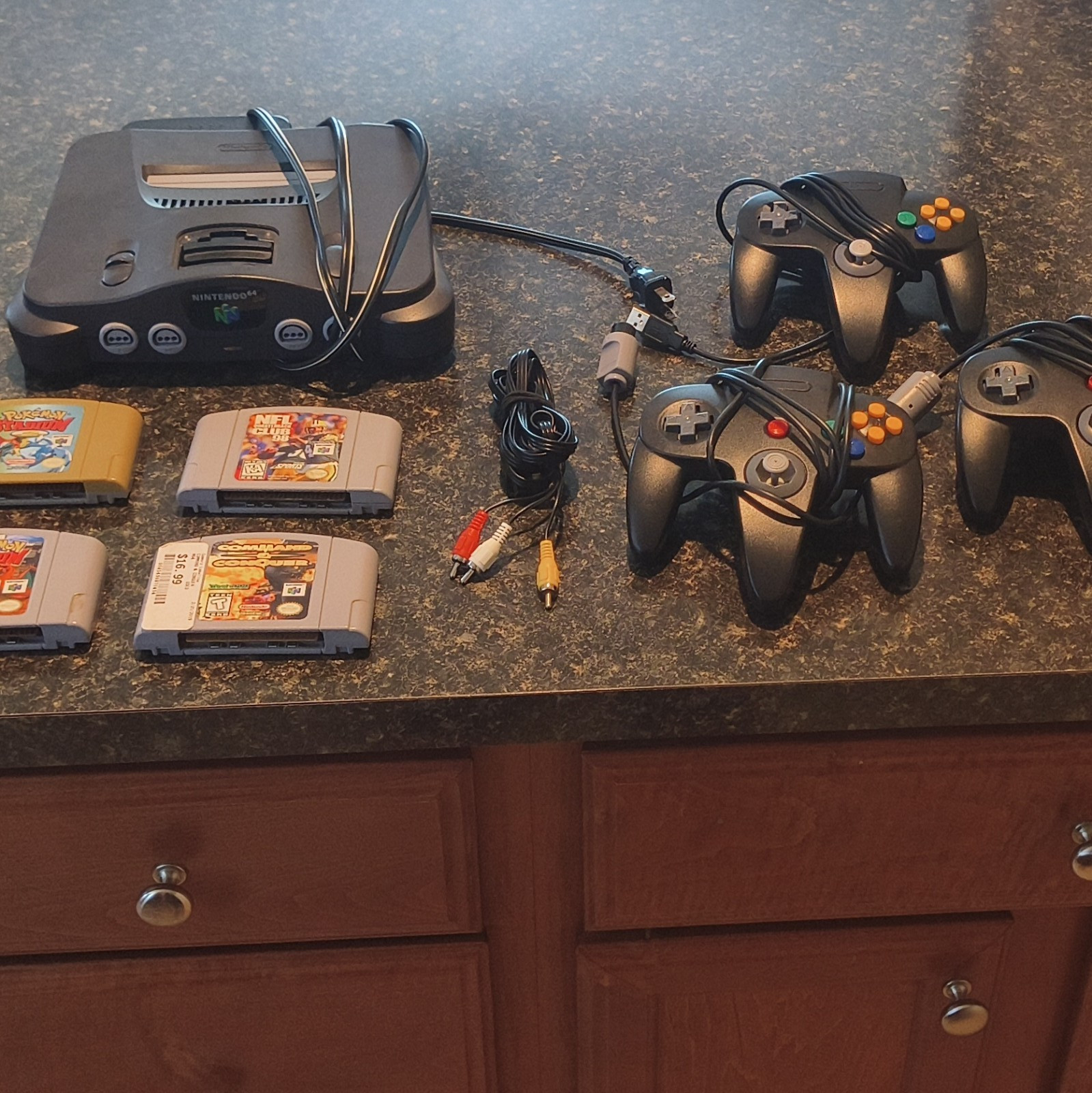 Nintendo 64 NUS-001(USA) Gray NTSC-U/C Console Bundle w/ 3 Controllers & Games