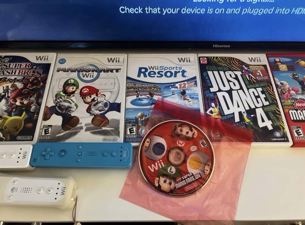 Nintendo WII BUNDLE (Console, 3 Remotes + 1 Nunchuk, 7 Games)